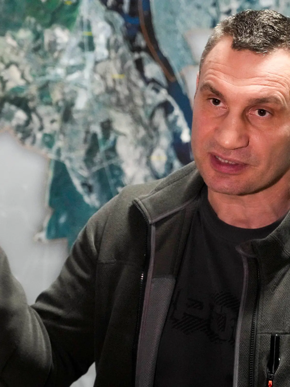 27.02.2022, Ukraine, Kiew: Vitali Klitschko, Bürgermeister von Kiew und ehemaliger Box-Profi, gestikuliert während eines Interviews mit der Associated Press (AP) in seinem Büro im Rathaus. (Zu dpa !Vitali Klitschko wirft Russland Lügen vor") Foto: Efrem Lukatsky/AP/dpa +++ dpa-Bildfunk +++
