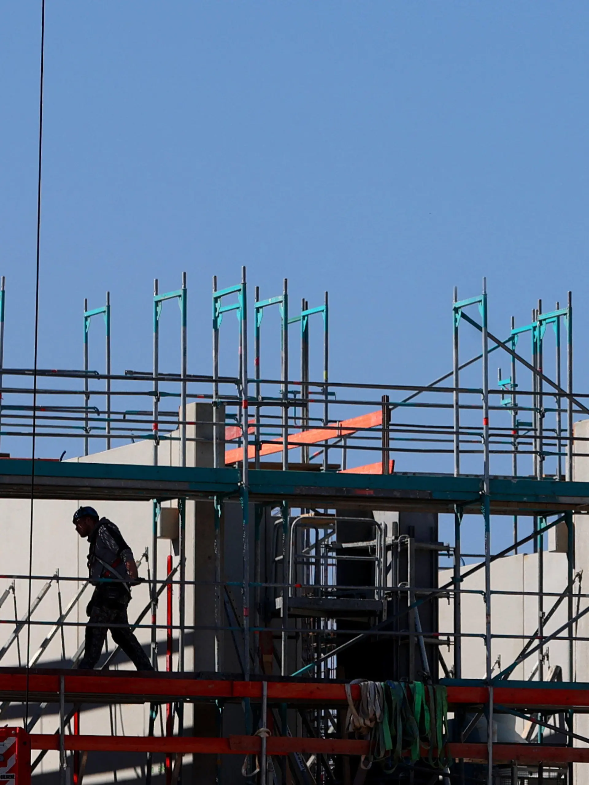 22.03.2022, Bayern, Landsberg am Lech: Handwerker arbeiten am Neubau eines Mehrfamilienhauses an einem Baugerüst. Das ifo-Institut veröffentlicht am Mittwoch seine neue Konjunkturprognose. (zu dpa «Ifo-Institut veröffentlicht neue Konjunkturprognose») Foto: Karl-Josef Hildenbrand/dpa +++ dpa-Bildfunk +++