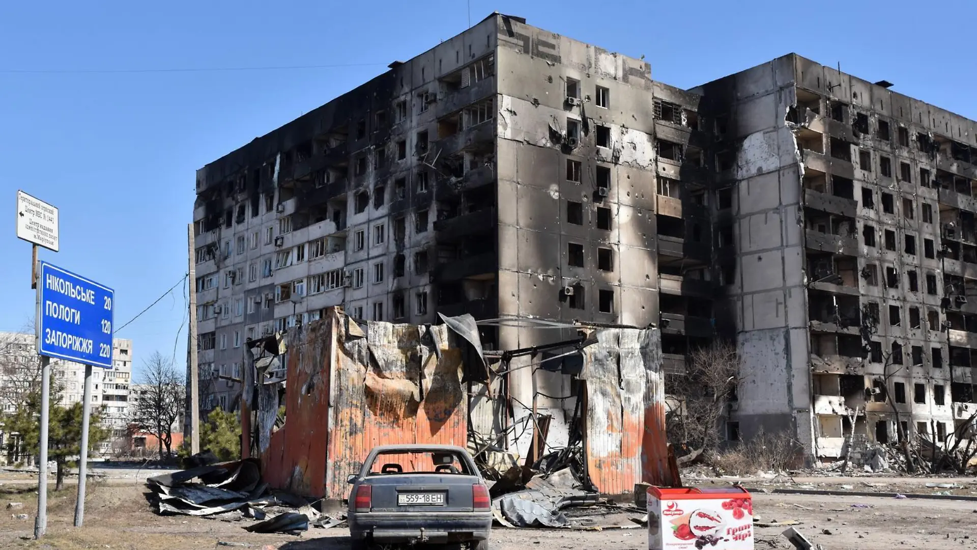 Ukraine-Konflikt, Eindrücke aus der Region Mariupol MARIUPOL, UKRAINE - MARCH 22, 2022: A view of an apartment building damaged by shelling on Shevchenko Boulevard. On March 22, Deputy Information Minister Bezsonov stated the Donetsk Peoples Republic had managed to liberate at least half the city. According to Col Gen Mizintsev, Chief of the Russian National Defence Management Centre, more than 68,000 civilians have evacuated from Mariupol caught in the middle of a humanitarian disaster. Nikolai Trishin/TASS PUBLICATIONxINxGERxAUTxONLY TS128E6B