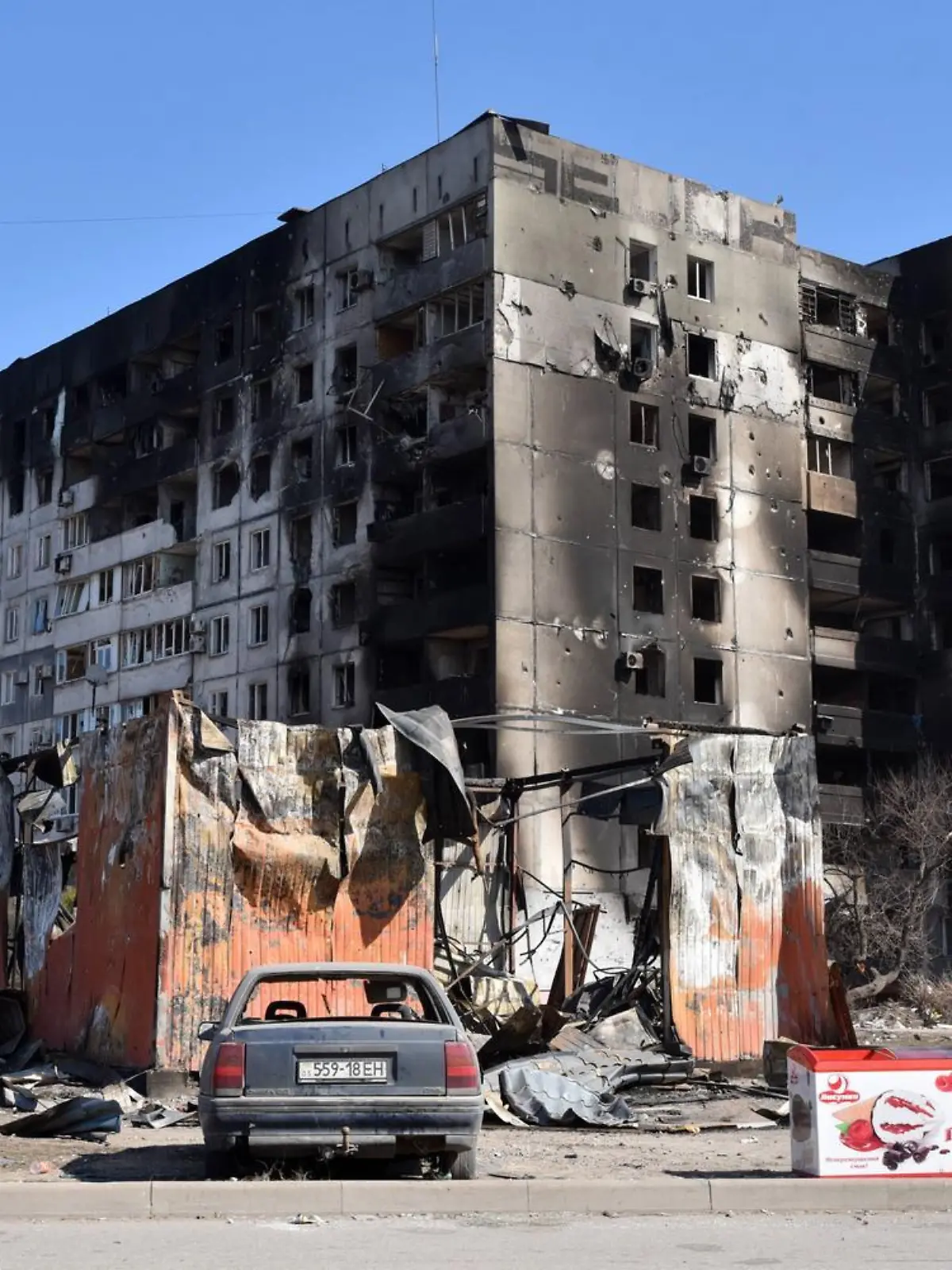 Ukraine-Konflikt, Eindrücke aus der Region Mariupol  MARIUPOL, UKRAINE - MARCH 22, 2022: A view of an apartment building damaged by shelling on Shevchenko Boulevard. On March 22, Deputy Information Minister Bezsonov stated the Donetsk Peoples Republic had managed to liberate at least half the city. According to Col Gen Mizintsev, Chief of the Russian National Defence Management Centre, more than 68,000 civilians have evacuated from Mariupol caught in the middle of a humanitarian disaster. Nikolai Trishin/TASS PUBLICATIONxINxGERxAUTxONLY TS128E6B