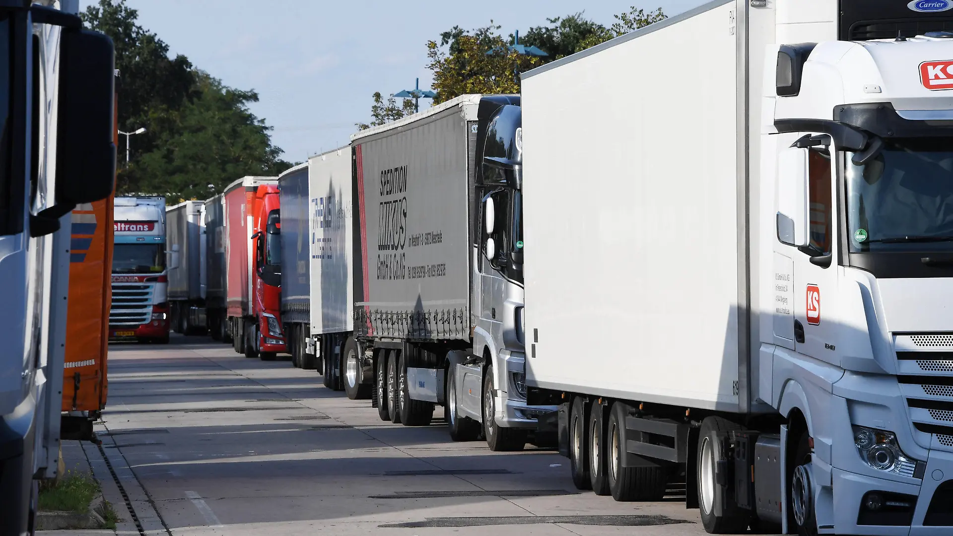08.08.2019, Baden-Württemberg, Karlsruhe: Lastwagen stehen an der Autobahn 5 bei Karlsruhe auf einem Rastplatz auf Lkw Parkplätzen. (zu dpa: «Risiko Rastplatz: Fehlende Lkw-Parkplätze provozieren Unfälle») Foto: Uli Deck/dpa +++ dpa-Bildfunk +++