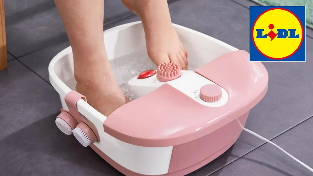 Frau badet Wüße in Fußbad.