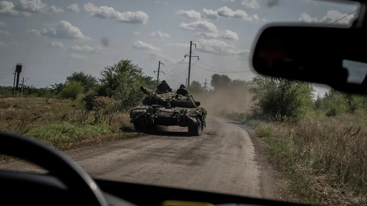 Ukrainian servicemen ride a tank, as Russia's attack on Ukraine continues, near the village of Robotyne, Zaporizhzhia region, Ukraine August 25, 2023. REUTERS/Viacheslav Ratynskyi TPX IMAGES OF THE DAY