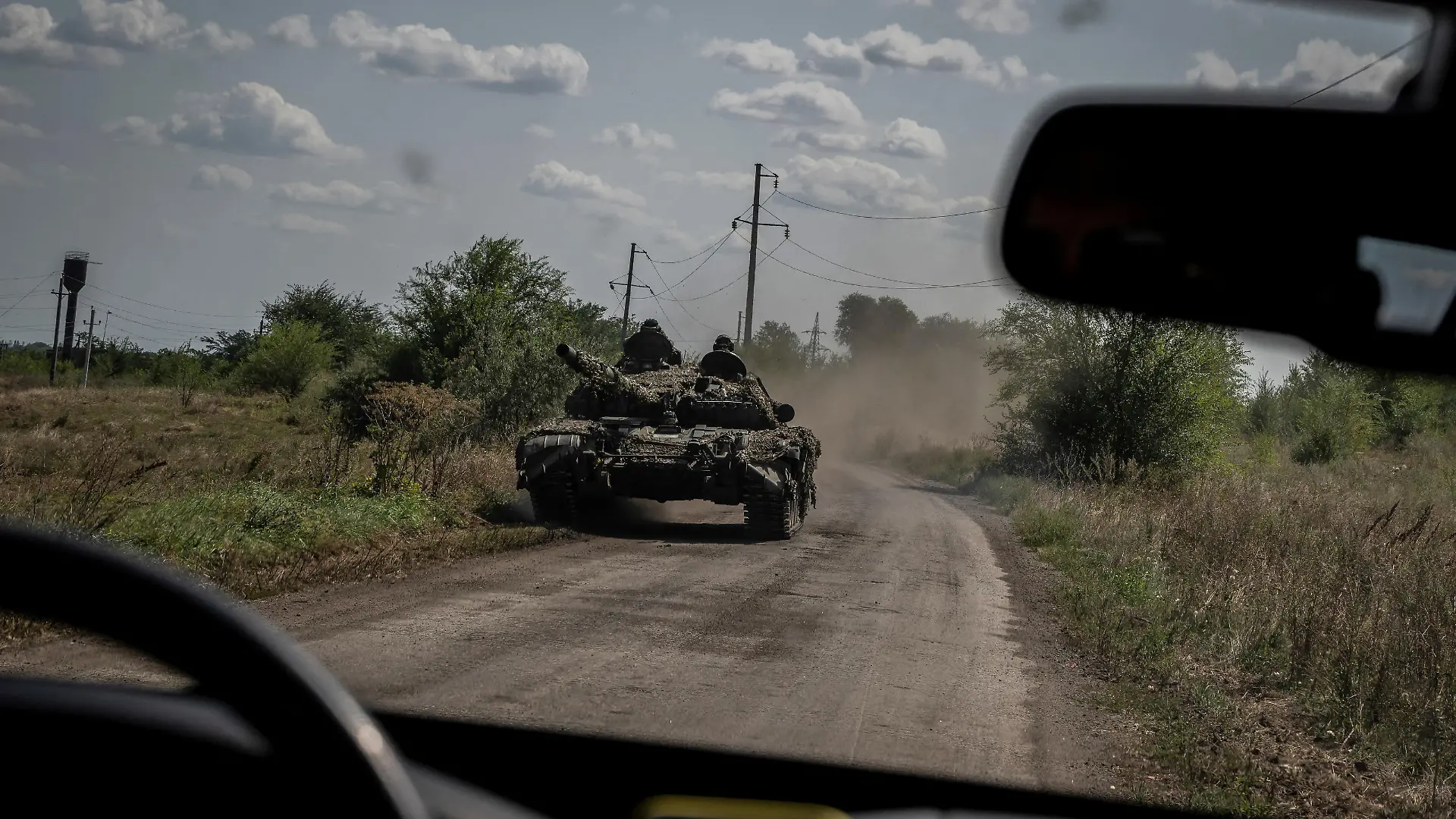 Ukrainian servicemen ride a tank, as Russia's attack on Ukraine continues, near the village of Robotyne, Zaporizhzhia region, Ukraine August 25, 2023. REUTERS/Viacheslav Ratynskyi     TPX IMAGES OF THE DAY