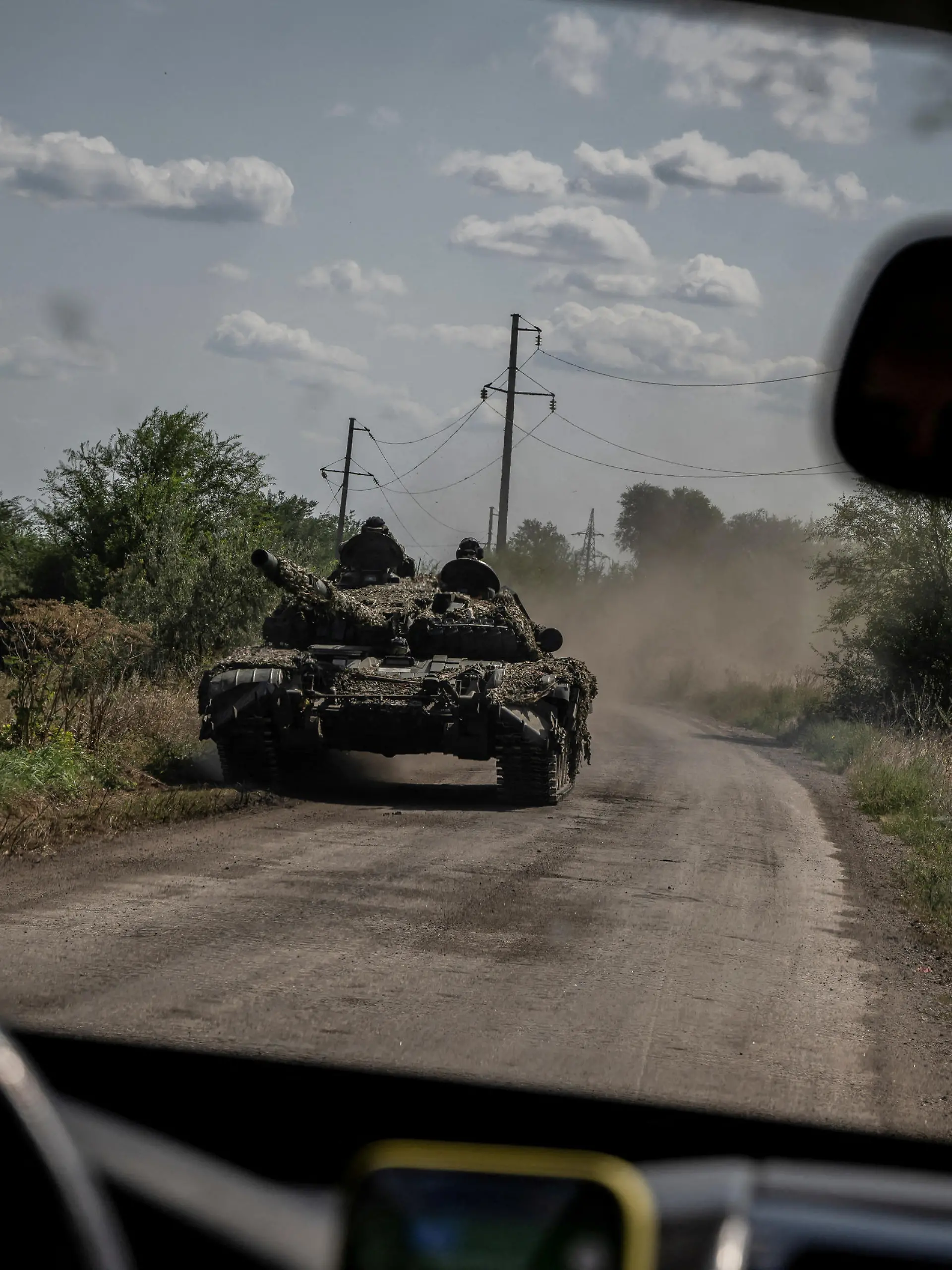 Ukrainian servicemen ride a tank, as Russia's attack on Ukraine continues, near the village of Robotyne, Zaporizhzhia region, Ukraine August 25, 2023. REUTERS/Viacheslav Ratynskyi     TPX IMAGES OF THE DAY