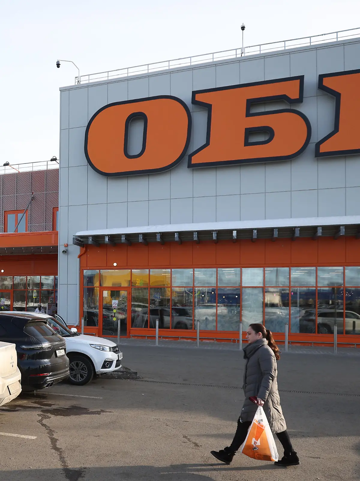 DIESES FOTO WIRD VON DER RUSSISCHEN STAATSAGENTUR TASS ZUR VERFÜGUNG GESTELLT. [KAZAN, RUSSIA - MARCH 8, 2022: An outside view of an OBI store. The German home improvement chain OBI has announced the suspension of its operations in Russia. Yegor Aleyev/TASS]