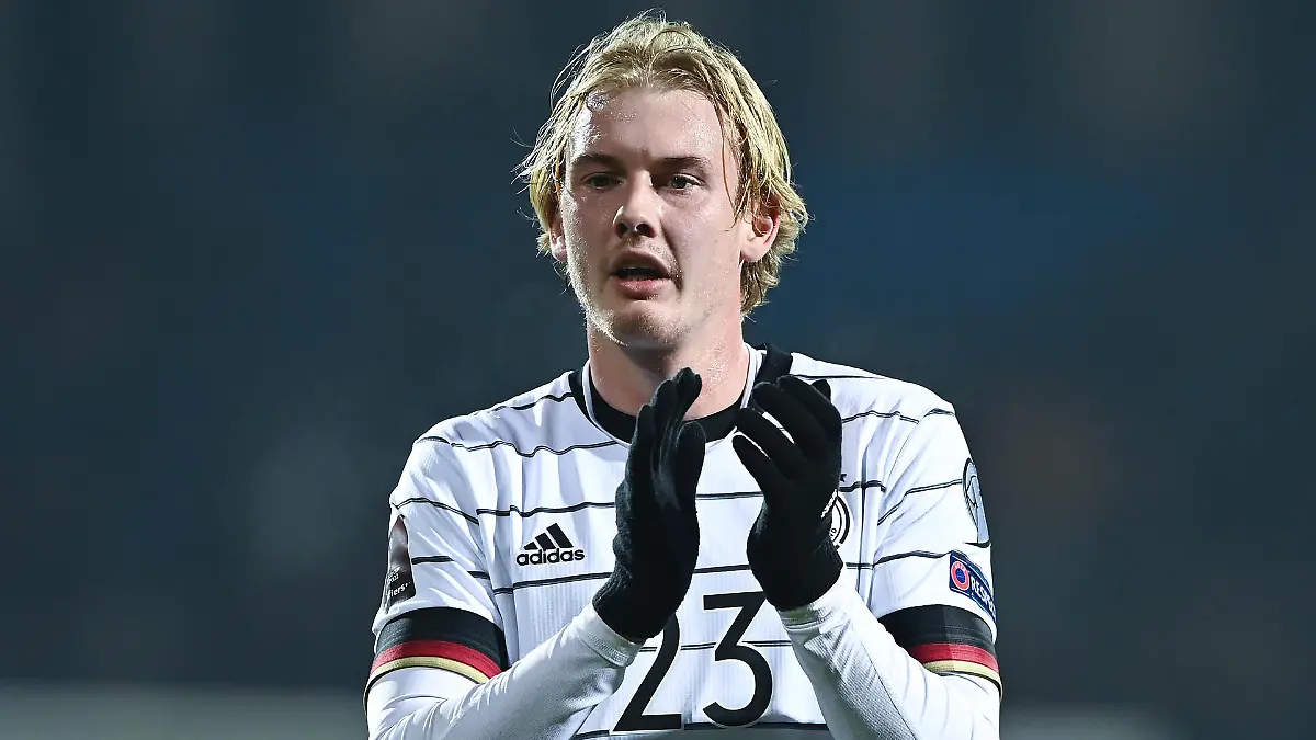 Julian Brandt (Deutschland) bedankt sich nach Spielende bei den Fans. GES/ Fussball/ WM Qualifikation: Armenien - Deutschland, 14.11.2021 Football / Soccer: WC qualifier: Armenia vs Germany, Yerevan, Armenia, November 14, 2021