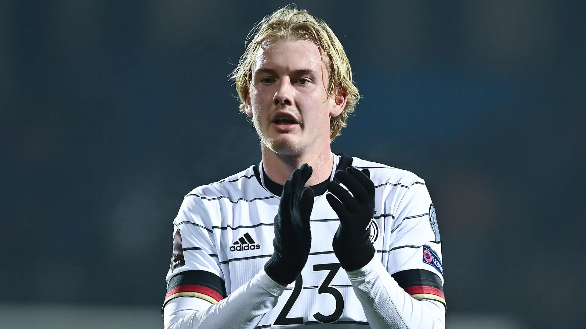 Julian Brandt (Deutschland) bedankt sich nach Spielende bei den Fans. GES/ Fussball/ WM Qualifikation: Armenien - Deutschland, 14.11.2021 Football / Soccer: WC qualifier: Armenia vs Germany, Yerevan, Armenia, November 14, 2021