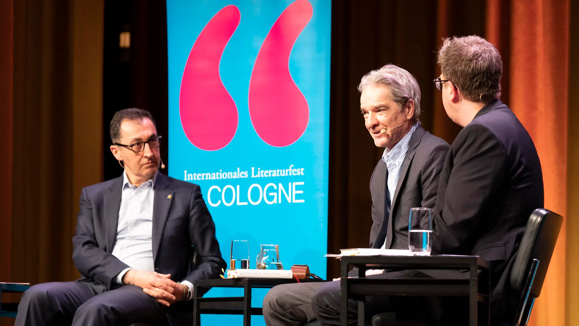 Cem Özdemir, Thomas Hüetlin und Thomas Laue bei der lit.Cologne 2022 Veranstaltung Wie alles begann: Der Rathenau-Mord und der Beginn des rechten Terrors in Deutschland - Thomas Hüetlin trifft Cem Özdemir in Stadthalle Köln-Mülheim. Köln, 20.03.2022 *** Cem Özdemir, Thomas Hüetlin and Thomas Laue at lit Cologne 2022 event How it all began The Rathenau murder and the beginning of right-wing terror in Germany Thomas Hüetlin meets Cem Özdemir in Stadthalle Köln Mülheim Cologne, 20 03 2022 Foto:xR.xSchmiegeltx/xFuturexImage