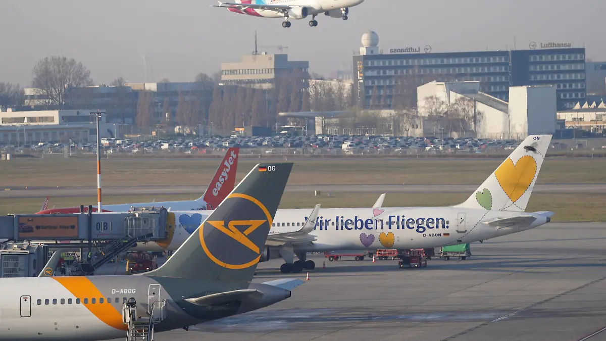 23.03.2022, Hamburg: Ein Passagierflugzeug der Fluggesellschaft Eurowings landet auf dem Flughafen Hamburg Airport. Nach dem Warnstreik am Hamburger Flughafen wurde am Morgen der Flugbetrieb wieder aufgenommen. Foto: Marcus Brandt/dpa +++ dpa-Bildfunk +++