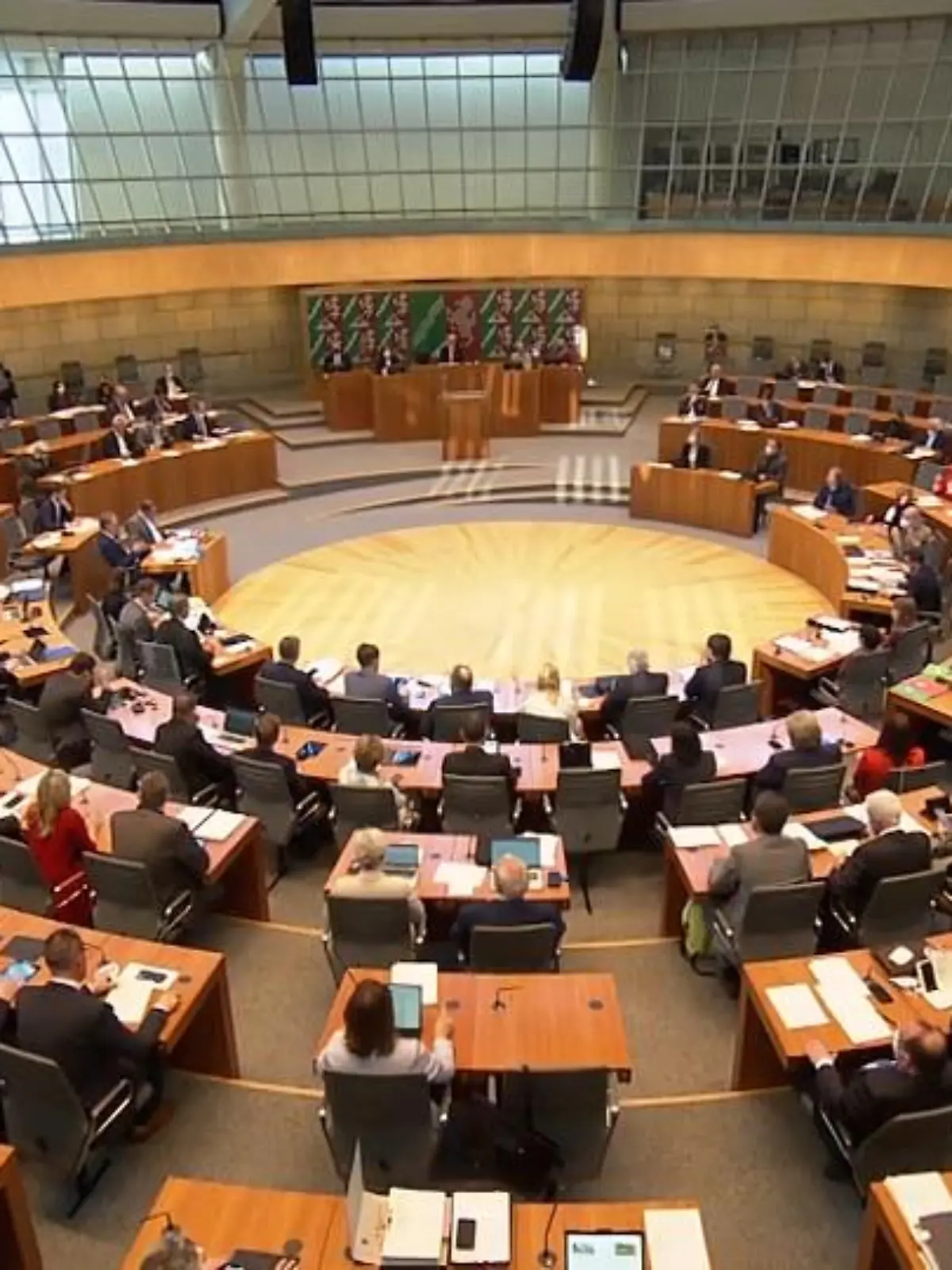 Bild zu: "Landtag beredet Folgen für NRW"