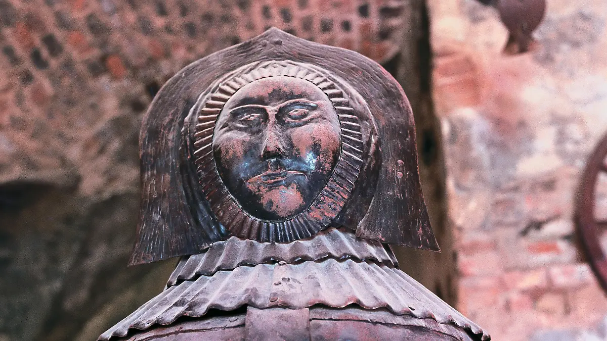 Die sogenannte Eiserne Jungfrau in der Folterkammer der Hochburg. Burg Lockenhaus im Burgenland. Photographie.