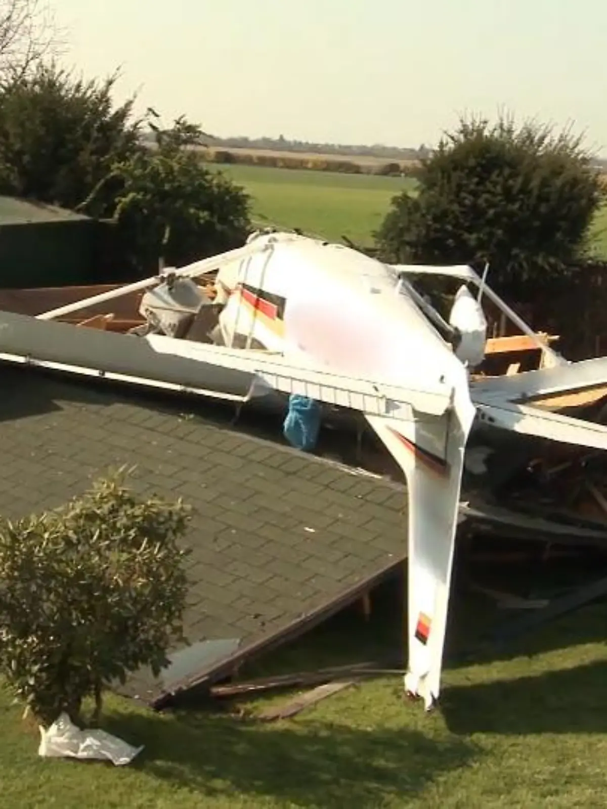 Bild zu: "Flugzeugabsturz endet in Garten"