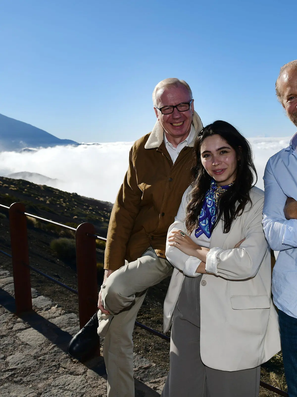 ARCHIV - 14.11.2021, Spanien, Teneriffa: Die Schauspieler Ludger Pistor (l-r), Tamara Romera Gines und Jochen Horst bei Dreharbeiten zu "Balko" auf der Insel. Der erste neue Film «Balko Teneriffa: Doppelt hält besser» spielt auf der Insel. Dabei bekommt das Kult-Duo Unterstützung von Kommissarin Alicia Ruiz (Tamara Romera Gines). Der Film läuft am 24.03.2022 auf RTL. (zu dpa "Er ist wieder da: «Balko» ermittelt jetzt in Spanien") Foto: Frank May/dpa +++ dpa-Bildfunk +++
