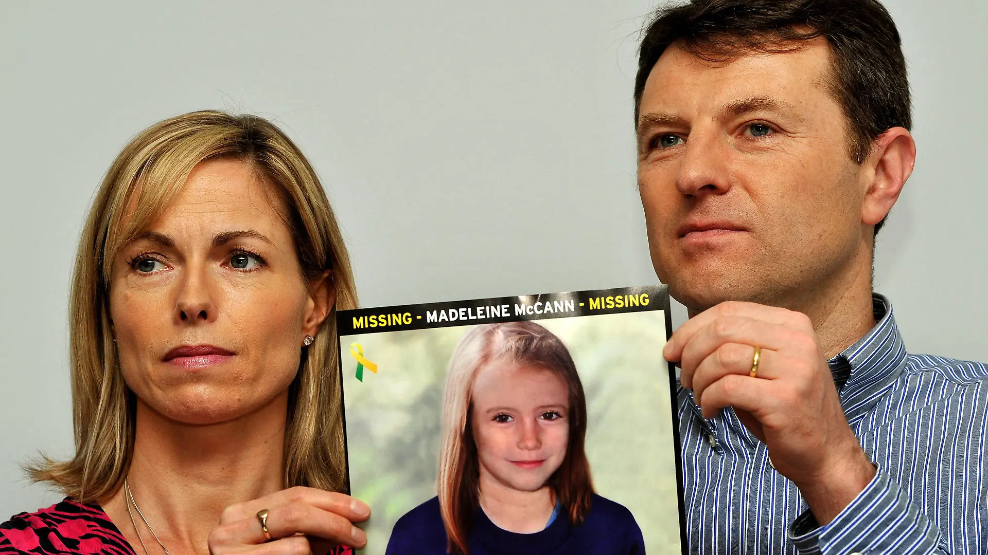 ARCHIV - 02.05.2012, Großbritannien, London: Kate und Gerry McCann, Eltern der vor 13 Jahren verschwundenen Britin Madeleine "Maddie" McCann halten bei einem Such-Aufruf das Foto ihrer Tochter. (zu dpa "Spekulation um Maddies Tod: Eltern dementieren «unbewiesene Berichte») Foto: John Stillwell/PA Wire/dpa +++ dpa-Bildfunk +++