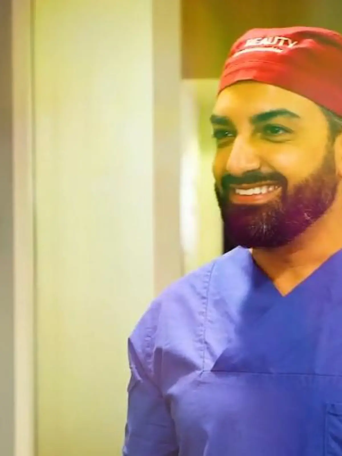 Dr. Murat Dagdelen, Facharzt für Plastische Chirurgie. Seine Praxis liegt mitten im Herzen von Düsseldorf und ist Anlaufpunkt für Stars und Sternchen aus alles Bereichen.