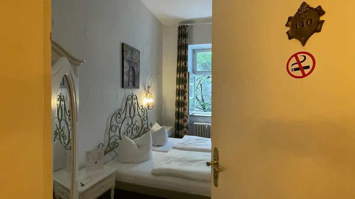 In diesem Zimmer wohnen die beiden Touristinnen während ihres Aufenthalts in München