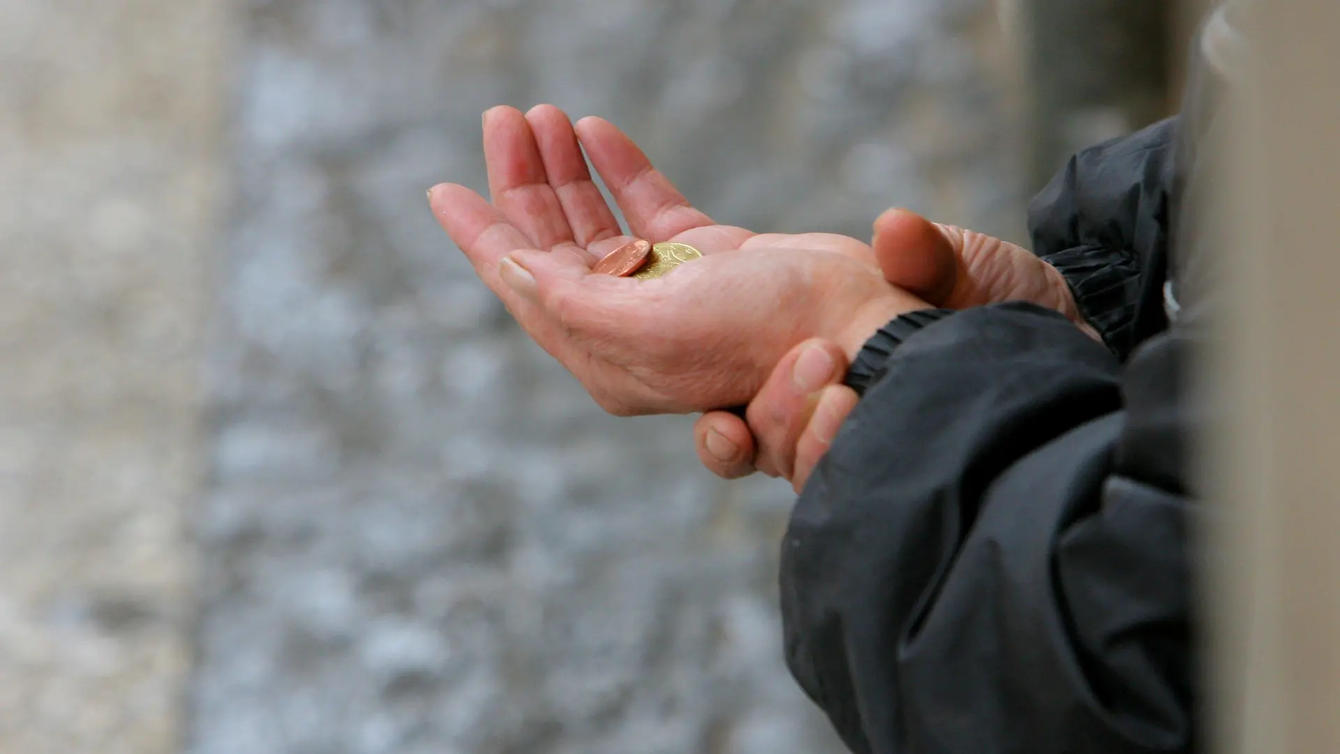 ARCHIV - Eine Bettlerin streckt am 08.12.2006 in der Innenstadt von Frankfurt am Main Passanten ihre Hand entgegen. Im reichen Deutschland wächst die Armut. Frauen sind davon stärker betroffen als Männer. Foto: Arne Dedert/dpa (zu dpa «Mehr Armut trotz Beschäftigungsbooms - Sorge um Ältere» vom 26.11.2013) +++(c) dpa - Bildfunk+++