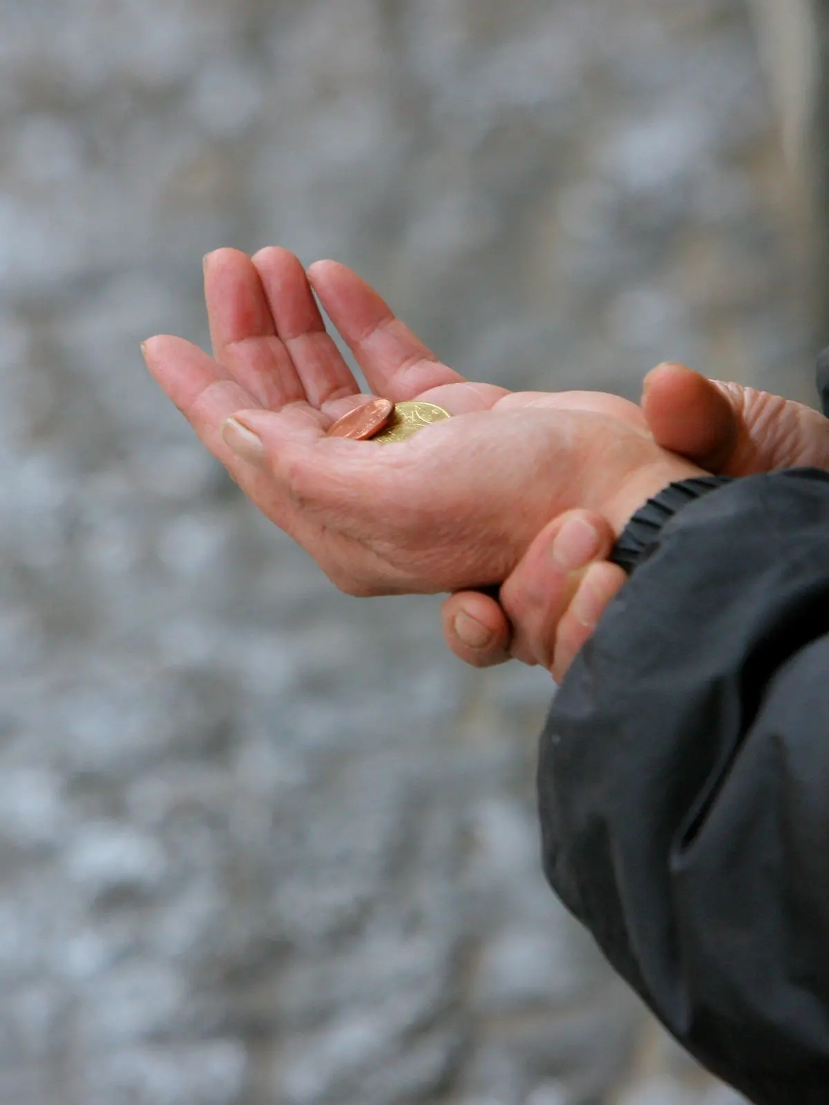 ARCHIV - Eine Bettlerin streckt am 08.12.2006 in der Innenstadt von Frankfurt am Main Passanten ihre Hand entgegen. Im reichen Deutschland wächst die Armut. Frauen sind davon stärker betroffen als Männer. Foto: Arne Dedert/dpa (zu dpa «Mehr Armut trotz Beschäftigungsbooms - Sorge um Ältere» vom 26.11.2013) +++(c) dpa - Bildfunk+++