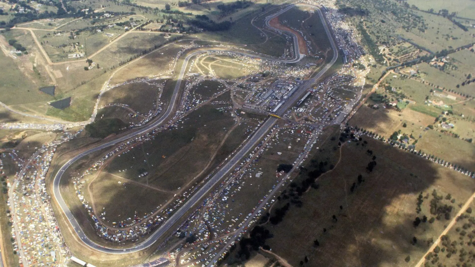 Bildnummer: 05796965 Datum: 03.03.1979 Copyright: imago/Crash Media Group
Grand Prix Circuit in Kyalami / Autragungsort des GP von Südafrika 1979 - PUBLICATIONxNOTxINxUK; Vdia, hoch, Luftbild Vogelperspektive, oben Überblick Übersicht, Kurs, Strecke, Rennstrecke, Streckenabschnitt Großer Preis von Südafrika 1979, Formel 1 WM, F1, F, GP Kyalami Motorsport Grand Prix Herren Einzel Totale Randmotiv Sportstätte
Image number 05796965 date 03 03 1979 Copyright imago Crash Media Group Grand Prix Circuit in Kyalami the GP from South Africa 1979 PUBLICATIONxNOTxINxUK Vdia vertical Luftbild birds eye view above Overview Overview Course Route Racetrack Leg of the journey grand Prize from South Africa 1979 Formula 1 World Cup F1 F GP Kyalami motor aviation Grand Prix men Singles long shot Rand motive venues