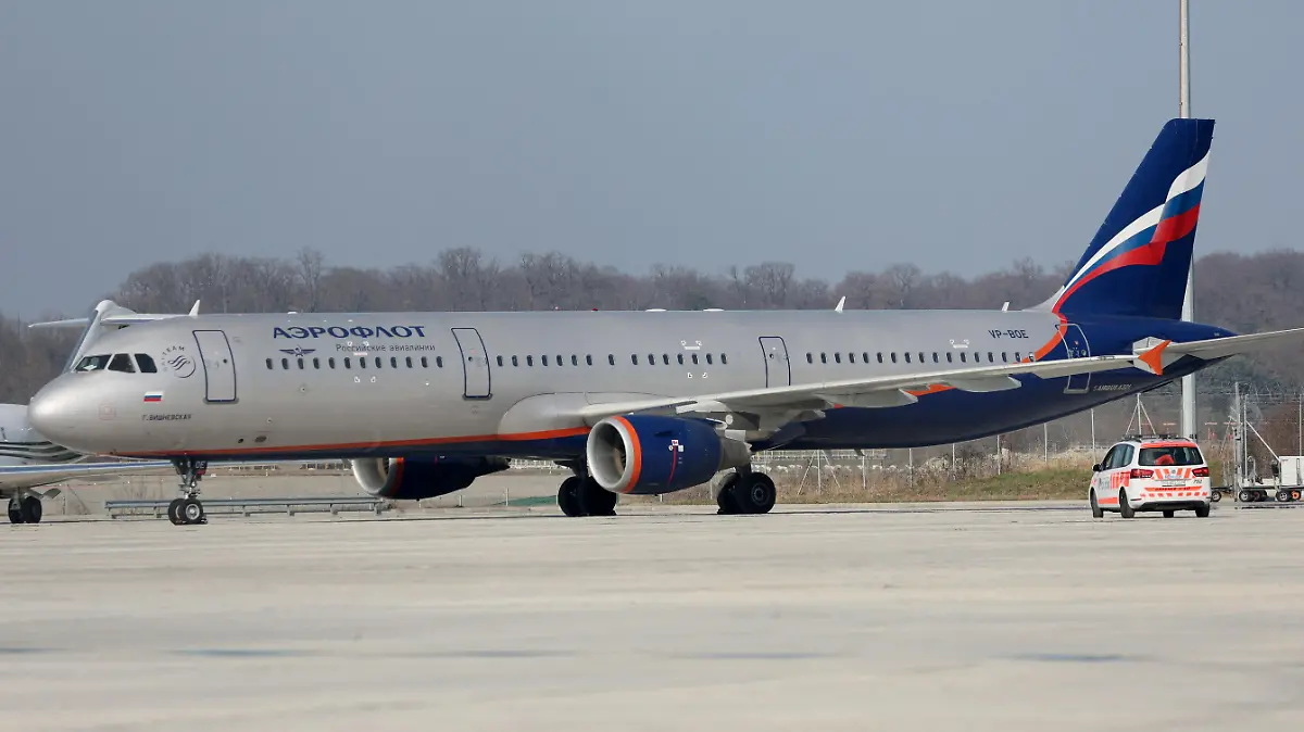 An Airbus A321-211 aircraft of Russian airline Aeroflot with registration VP-BOE is pictured on a long term parking at Cointrin airport in Geneva, Switzerland, March 9, 2022. REUTERS/Denis Balibouse
