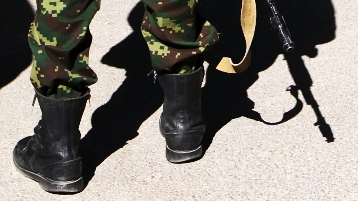 Ein Soldat mit Waffen wirft im jeminitischen Sanaa einen Schatten , aufgenommen am 11.01.2010. Foto: Arno Burgi dpa +++(c) dpa - Report+++