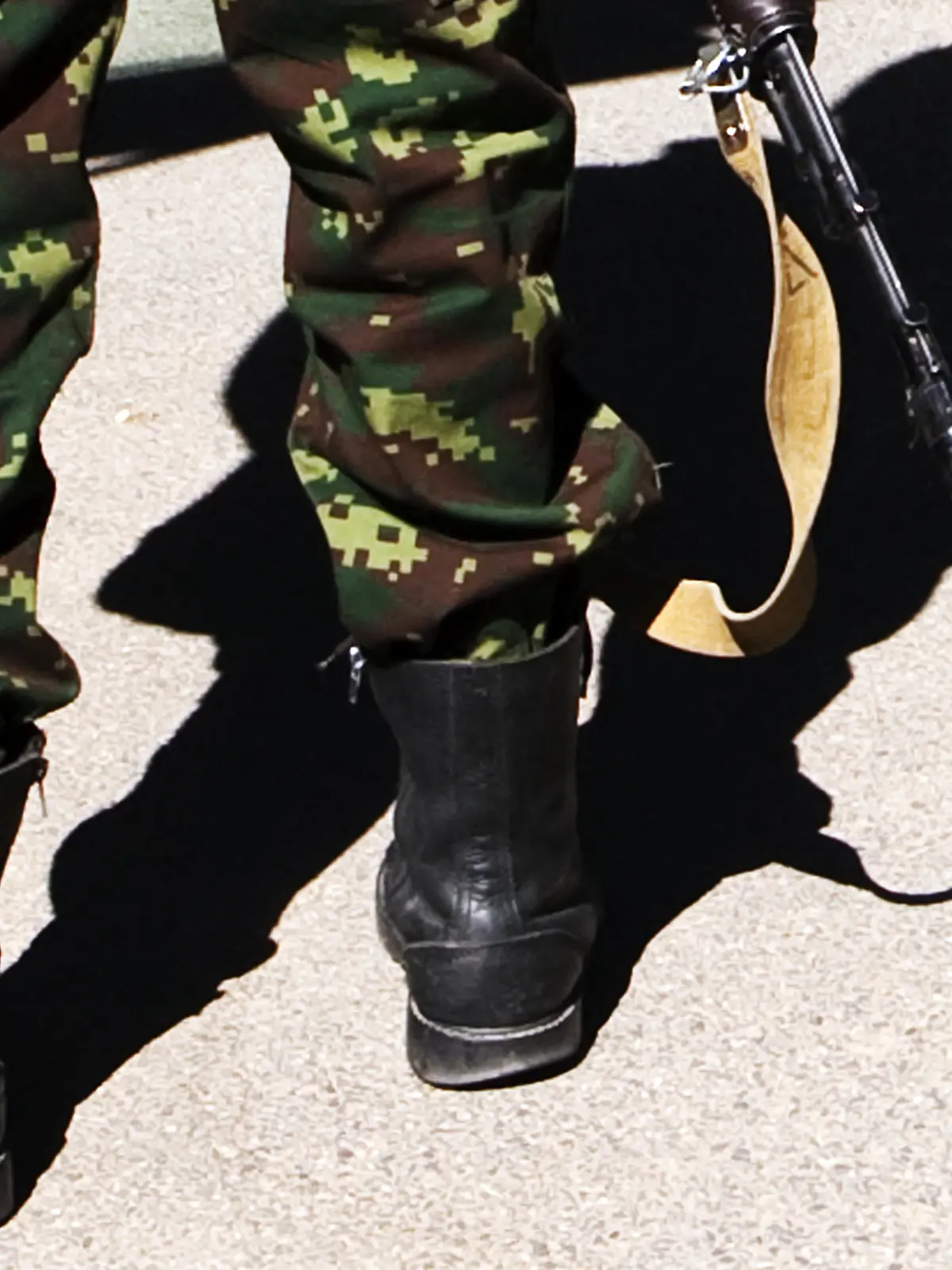 Ein Soldat mit Waffen wirft im jeminitischen Sanaa einen Schatten , aufgenommen am 11.01.2010. Foto: Arno Burgi dpa +++(c) dpa - Report+++