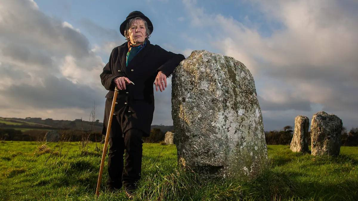 SONDERKONDITIONEN: Satzpreis!
The Witch Is Back: Cassandra Latham-Jones aus Cornwall ist Grossbritanniens erste steuerlich anerkannte Hexe -- 
Cassandra Latham Jones at The Merry Maidens Stone Circle in Cornwall. See SWNS story SWBRwitch. Meet Britain's first official WITCH who was given unique permission to declare the job on her TAX forms - even claiming spells and potions on expenses. Cassandra Latham-Jones, 71, was the first person allowed to use the term 'village witch' when she files her returns with the inland revenue. The self-employed witch can even write off certain expenses as tax deductible - including ingredients for her magical brews. Cassandra has been a witch and official wise-woman for the village of St Buryan in Cornwall for over 30 years. She offers traditional witching services such as tarot card reading, rituals, sea magic, Dark Arts, spells - and wart charming. But Ms Latham-Jones, a trained nurse and qualified counsellor, also carries out other 'witching' duties such as counselling and community services. 