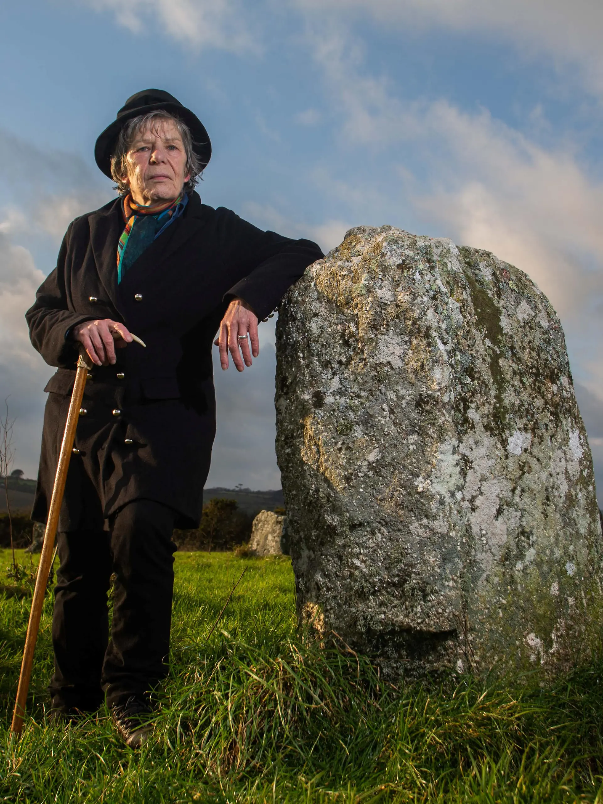 SONDERKONDITIONEN: Satzpreis!
The Witch Is Back: Cassandra Latham-Jones aus Cornwall ist Grossbritanniens erste steuerlich anerkannte Hexe -- 
Cassandra Latham Jones at The Merry Maidens Stone Circle in Cornwall. See SWNS story SWBRwitch. Meet Britain's first official WITCH who was given unique permission to declare the job on her TAX forms - even claiming spells and potions on expenses. Cassandra Latham-Jones, 71, was the first person allowed to use the term 'village witch' when she files her returns with the inland revenue. The self-employed witch can even write off certain expenses as tax deductible - including ingredients for her magical brews. Cassandra has been a witch and official wise-woman for the village of St Buryan in Cornwall for over 30 years. She offers traditional witching services such as tarot card reading, rituals, sea magic, Dark Arts, spells - and wart charming. But Ms Latham-Jones, a trained nurse and qualified counsellor, also carries out other 'witching' duties such as counselling and community services. 