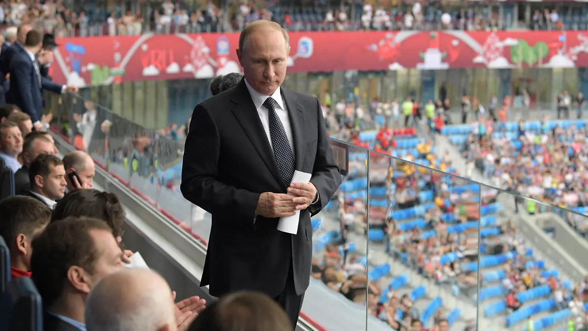 ST PETERSBURG, RUSSIA - JUNE 17, 2017: Russia's President Vladimir Putin (C) seen ahead of the 2017 FIFA Confederations Cup Group A match between Russia and New Zealand at Saint Petersburg Arena Stadium. Alexei Druzhinin/Russian Presidential Press and Information Office/TASS Foto: Alexei Druzhinin/TASS/dpa