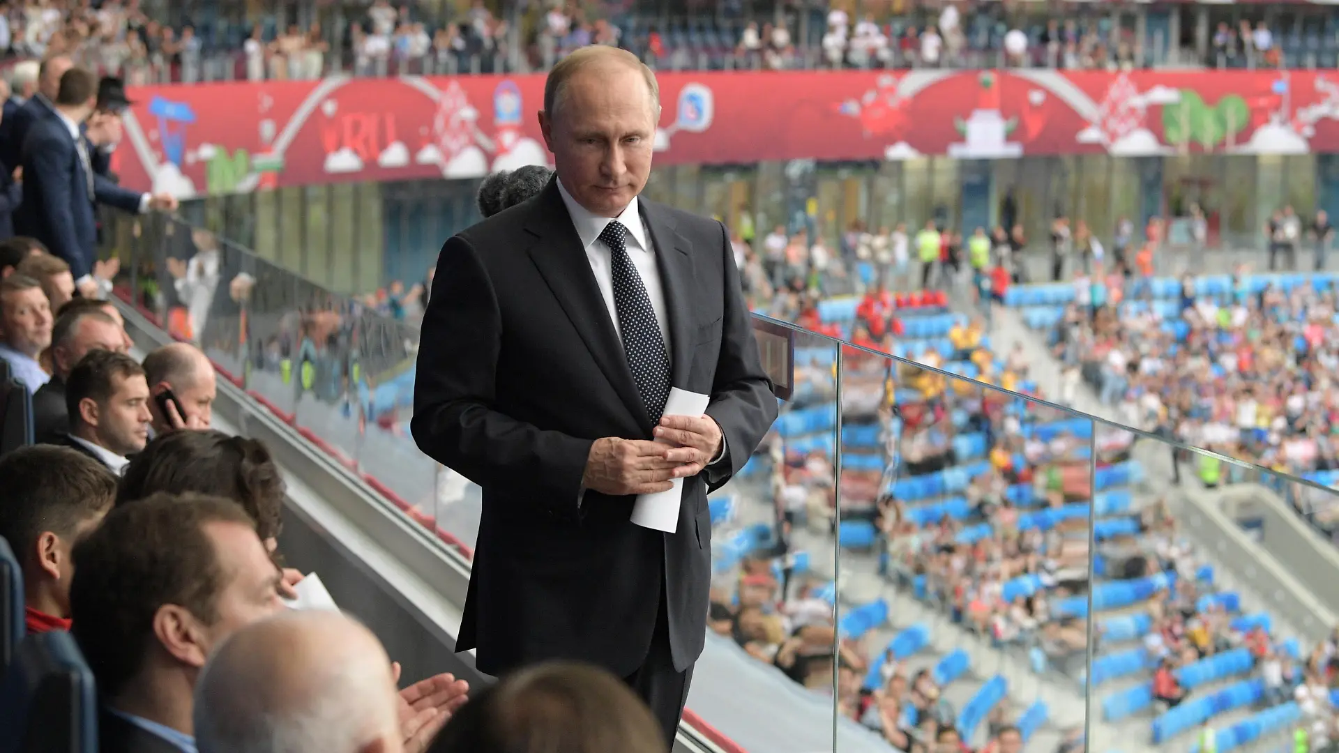 ST PETERSBURG, RUSSIA - JUNE 17, 2017: Russia's President Vladimir Putin (C) seen ahead of the 2017 FIFA Confederations Cup Group A match between Russia and New Zealand at Saint Petersburg Arena Stadium. Alexei Druzhinin/Russian Presidential Press and Information Office/TASS Foto: Alexei Druzhinin/TASS/dpa