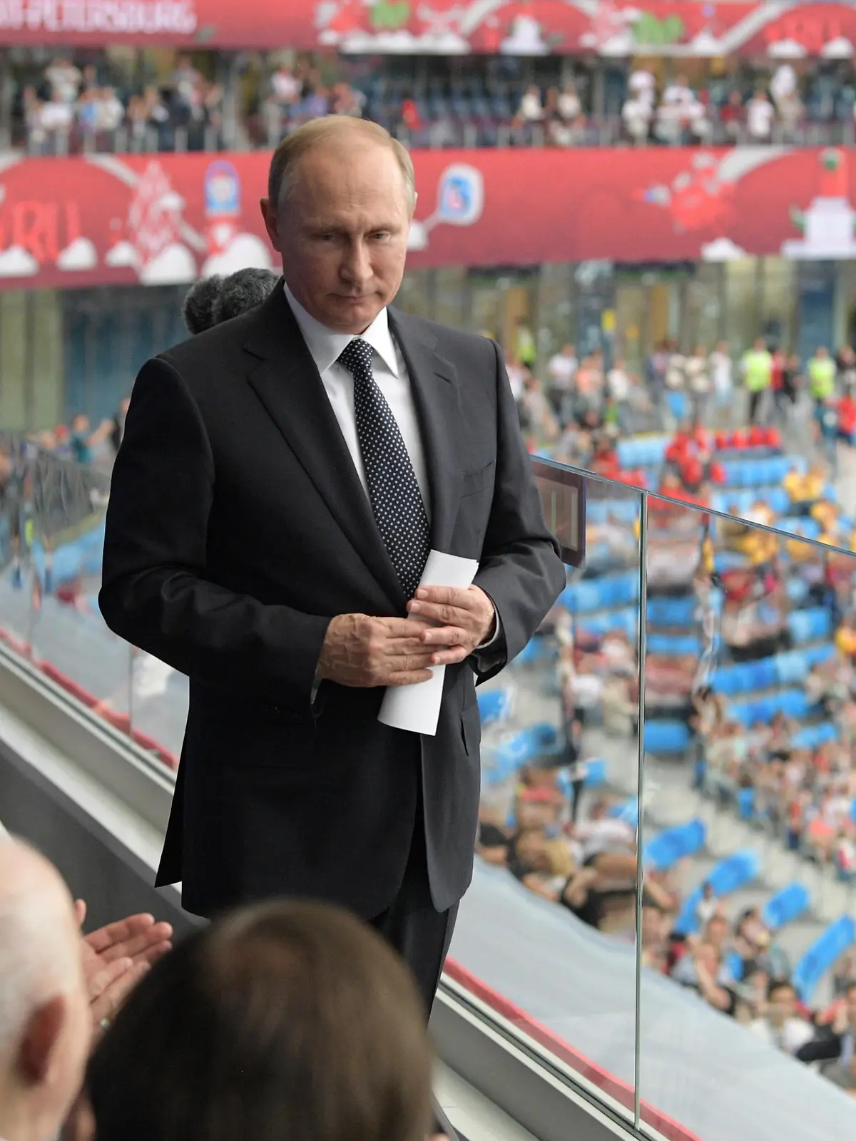 ST PETERSBURG, RUSSIA - JUNE 17, 2017: Russia's President Vladimir Putin (C) seen ahead of the 2017 FIFA Confederations Cup Group A match between Russia and New Zealand at Saint Petersburg Arena Stadium. Alexei Druzhinin/Russian Presidential Press and Information Office/TASS Foto: Alexei Druzhinin/TASS/dpa