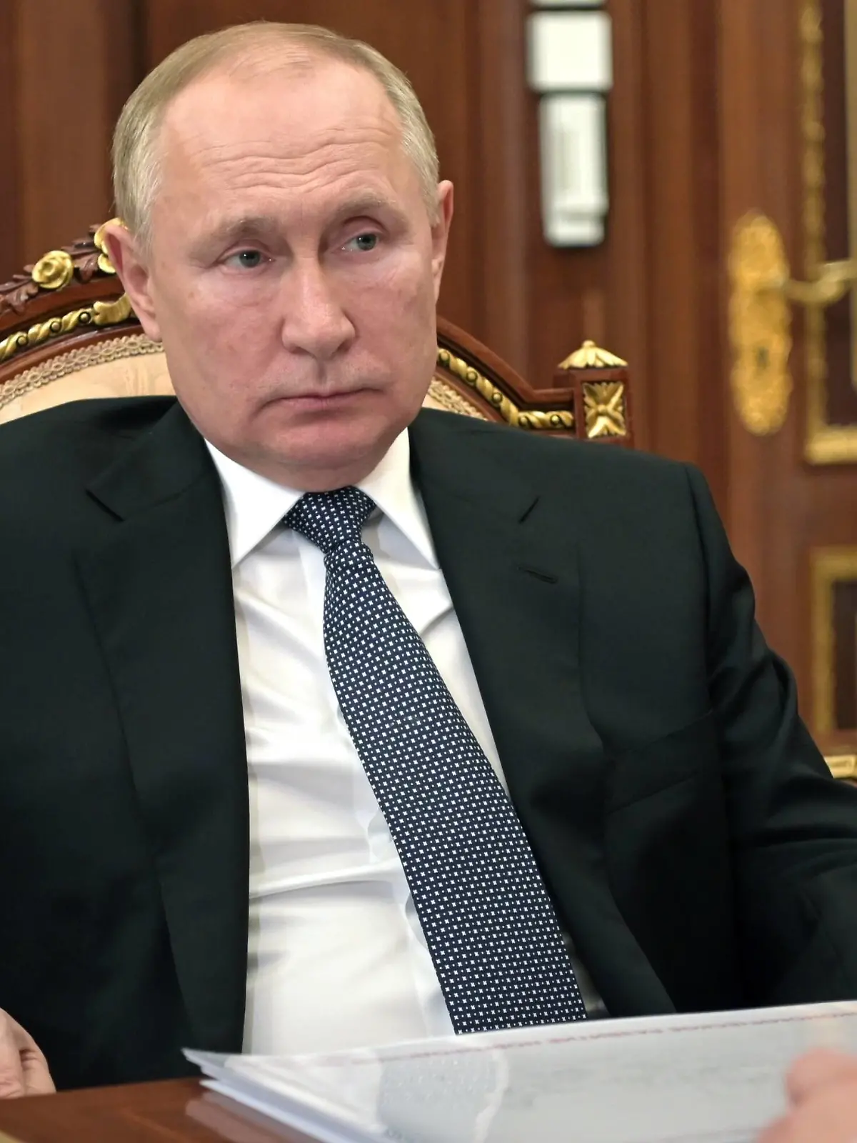  Russia Putin 8146678 22.03.2022 Russian President Vladimir Putin listens to Novgorod Region Governor Andrei Nikitin during a meeting at the Kremlin in Moscow, Russia. Mikhail Klimentyev / Sputnik Moscow Russia PUBLICATIONxINxGERxSUIxAUTxONLY Copyright: xMikhailxKlimentyevx