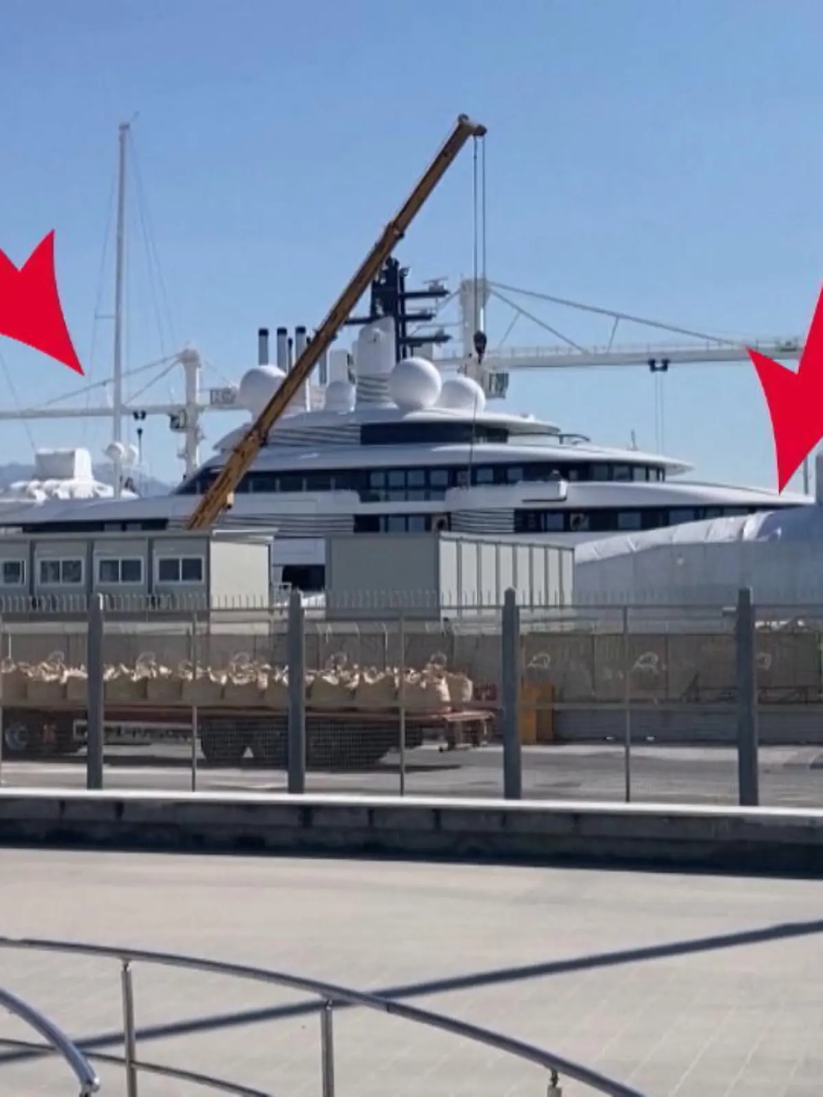 Zwei Helikopterlandeplätze und ein Swimming Pool. Das ist die 140 Meter lange, 640 Millionen Euro schwere Luxusyacht mit dem Namen Scheherazade.