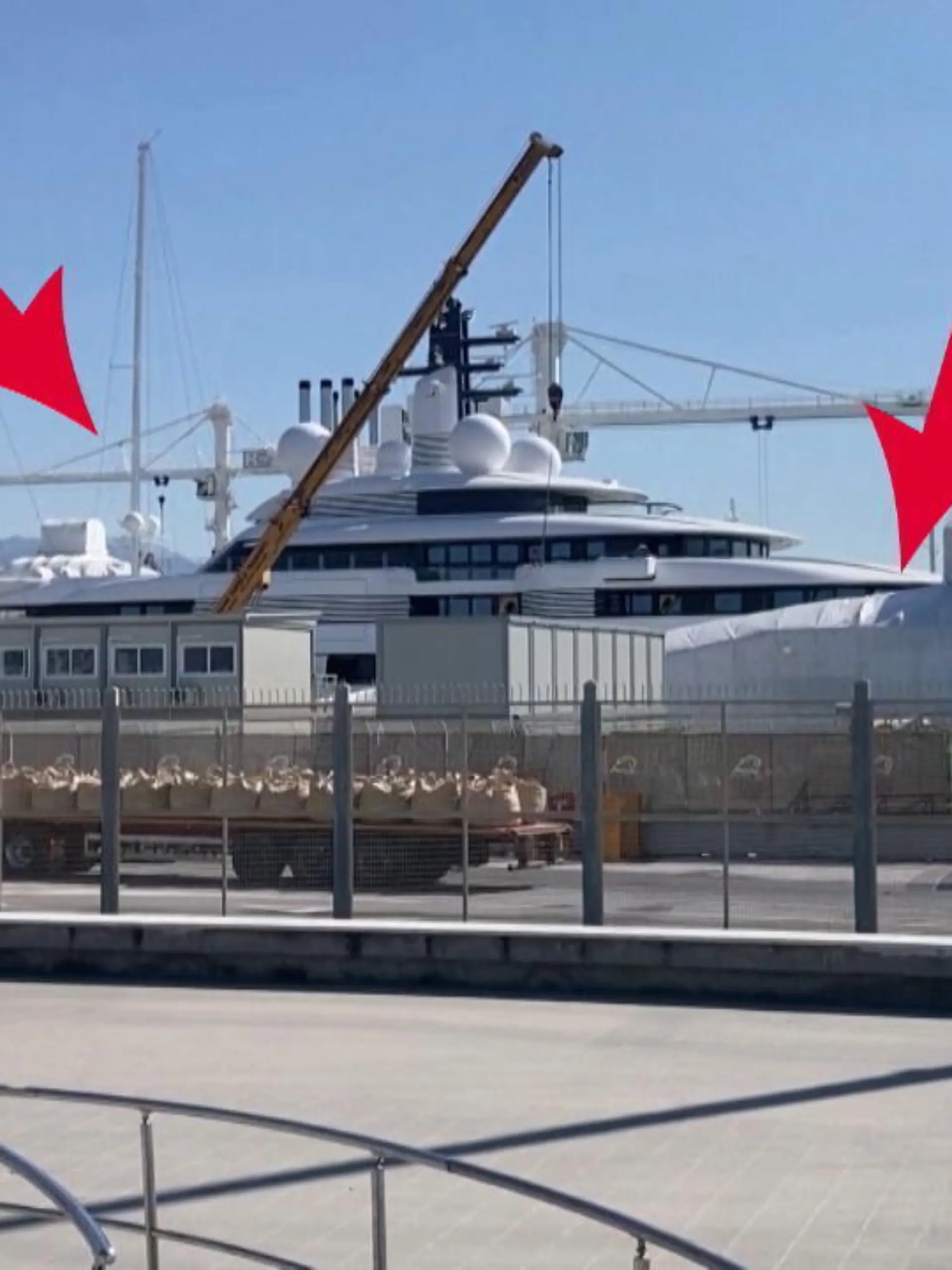 Zwei Helikopterlandeplätze und ein Swimming Pool. Das ist die 140 Meter lange, 640 Millionen Euro schwere Luxusyacht mit dem Namen Scheherazade.