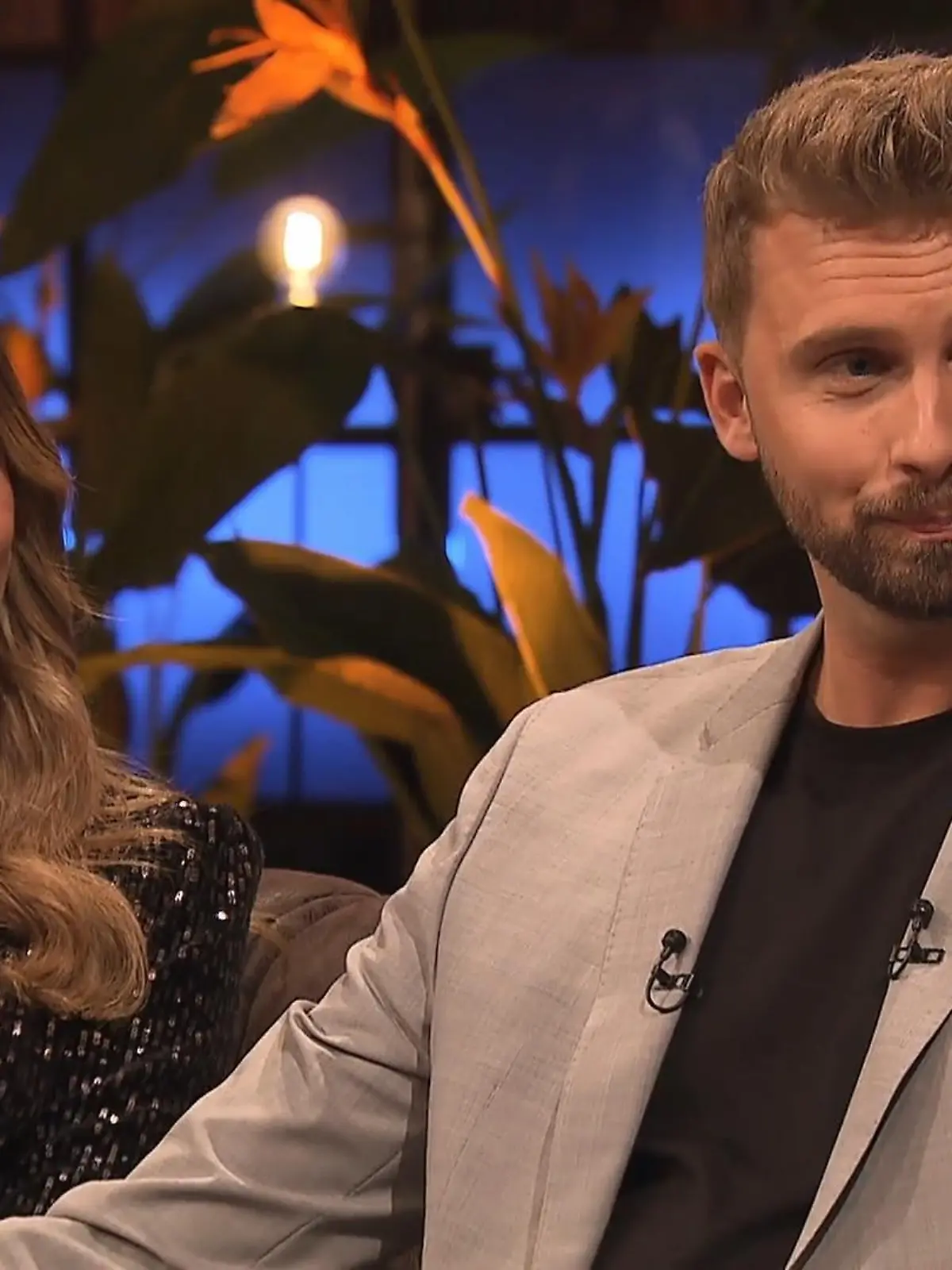 Anna und Dominik sind überglücklich, endlich verraten zu können, dass sie ein Paar sind.