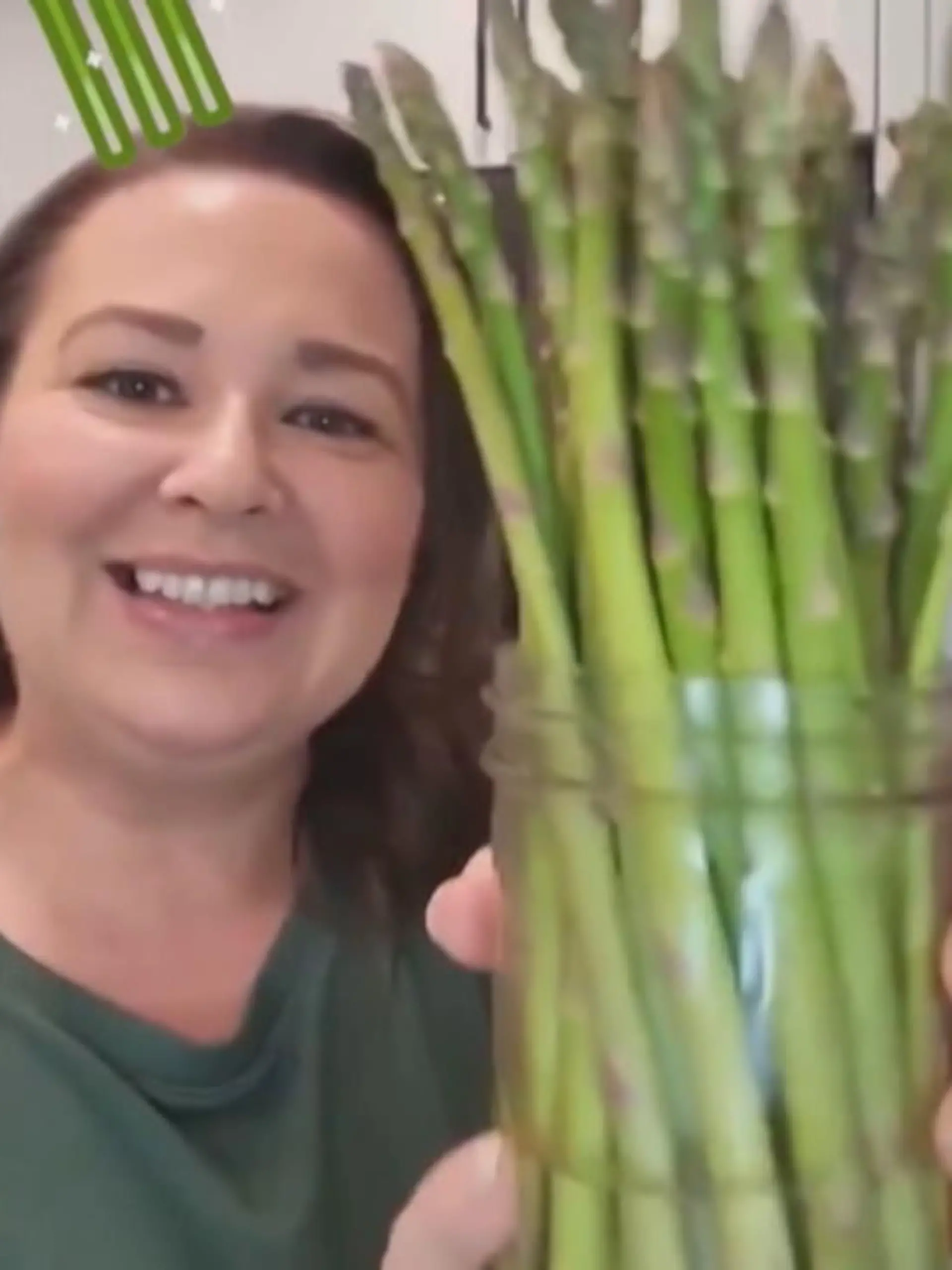 Die ersten Spargelstangen liegen schon im Supermarkt – aber wie bleiben die zu Hause eigentlich so richtig knackig? Foodbloggerin Amy aus den USA hat dafür einen Lifehack, der ihr Leben bereichern wird. Und das Beste? Sie brauchen dafür keine besonderen Utensilien und sind in wenigen Sekunden fertig! 