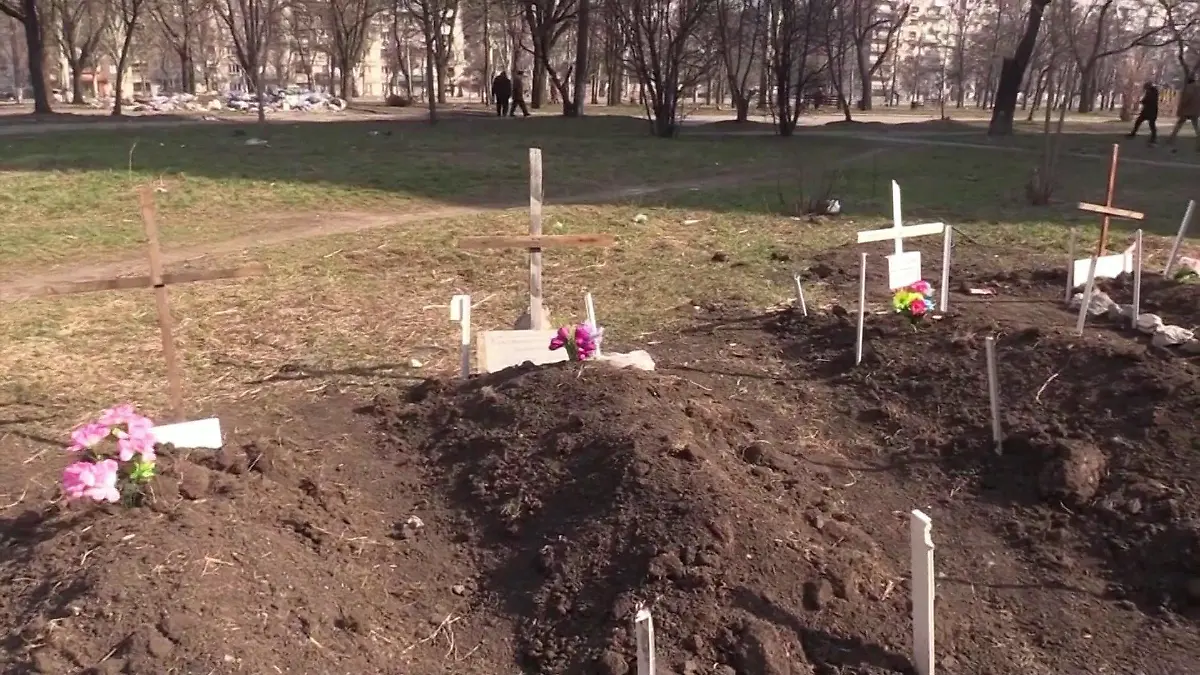 Gefallene Ukrainer werden in Parks oder Hinterhöfen begraben.