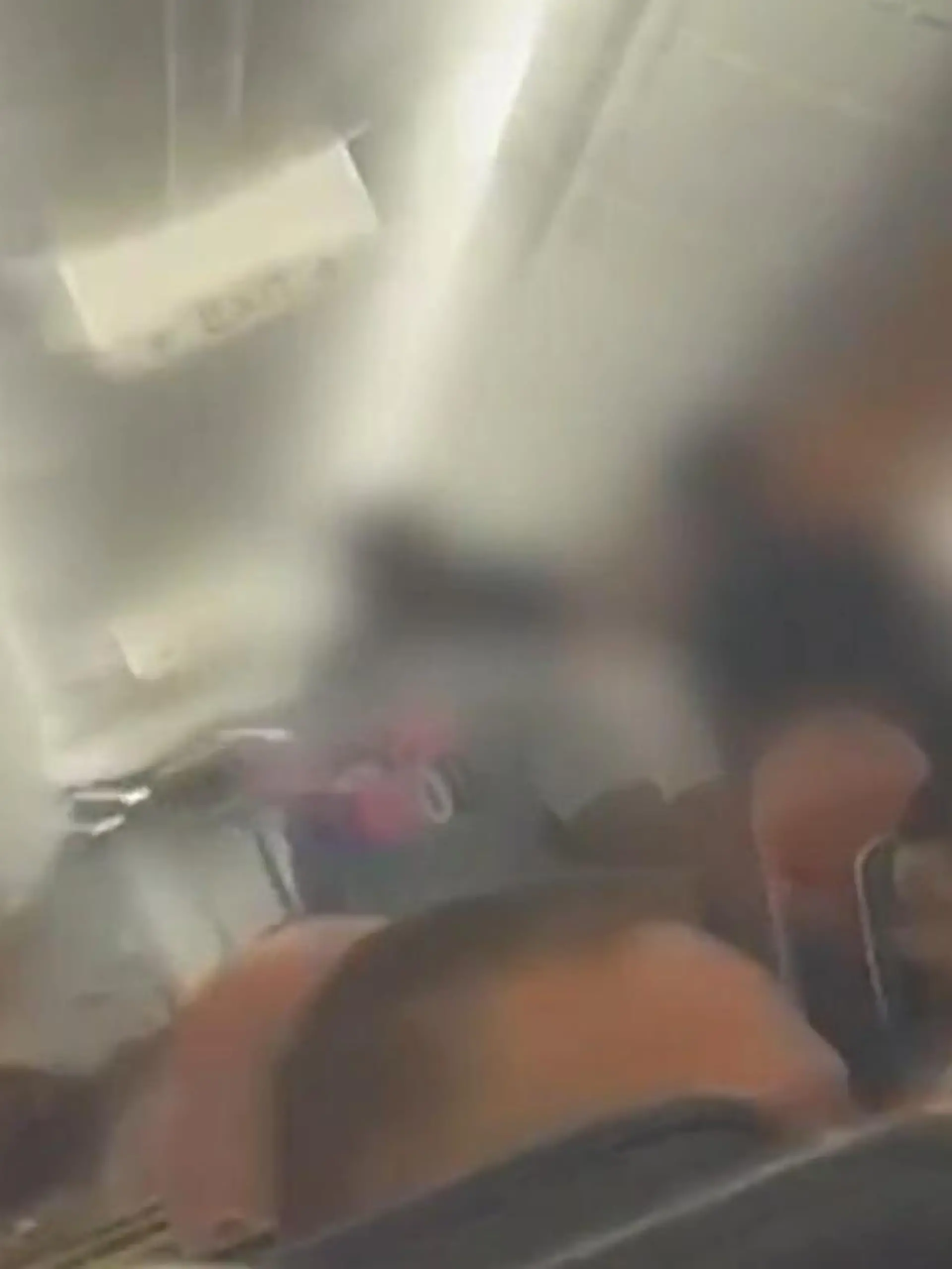 Bild zu: "Ryanair-Mitarbeiter fesseln Pöbel-Passagier! Pilot muss Landung im Flugchaos abbrechen"