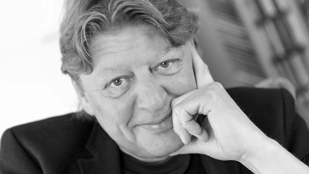 ARCHIV - 04.11.2015, Nordrhein-Westfalen, Meerbusch: Walter Freiwald blickt in seinem Haus in die Kamera. Der Moderator Walter Freiwald ist tot. Freiwald, der vor allem mit der Sendung «Der Preis ist heiß» bekannt geworden war, starb am Samstag im Alter von 65 Jahren, wie seine Witwe der Deutschen Presse-Agentur am Mittwochabend bestätigte. (Wiederholung mit geändertem Bildausschnitt) Foto: Monika Skolimowska/dpa +++ dpa-Bildfunk +++