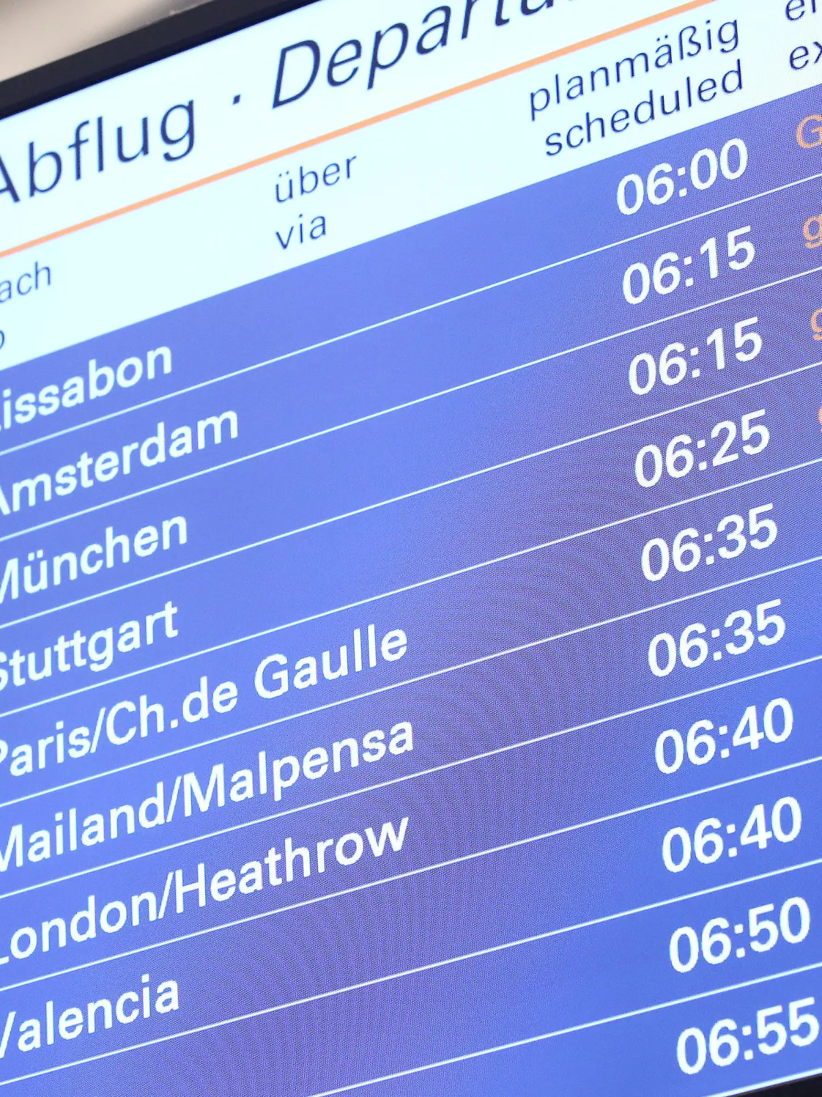 15.03.2022, Hamburg: Annullierte Flüge sind auf einer Anzeigetafel am Flughafen Hamburg zu sehen. Passagiere müssen heute mit Flugausfällen und Verzögerungen rechnen. Die Gewerkschaft Verdi hat Sicherheitskräfte in der Fluggastkontrolle in Hamburg zu einem ganztägigen Warnstreik aufgerufen. Foto: Bodo Marks/dpa +++ dpa-Bildfunk +++