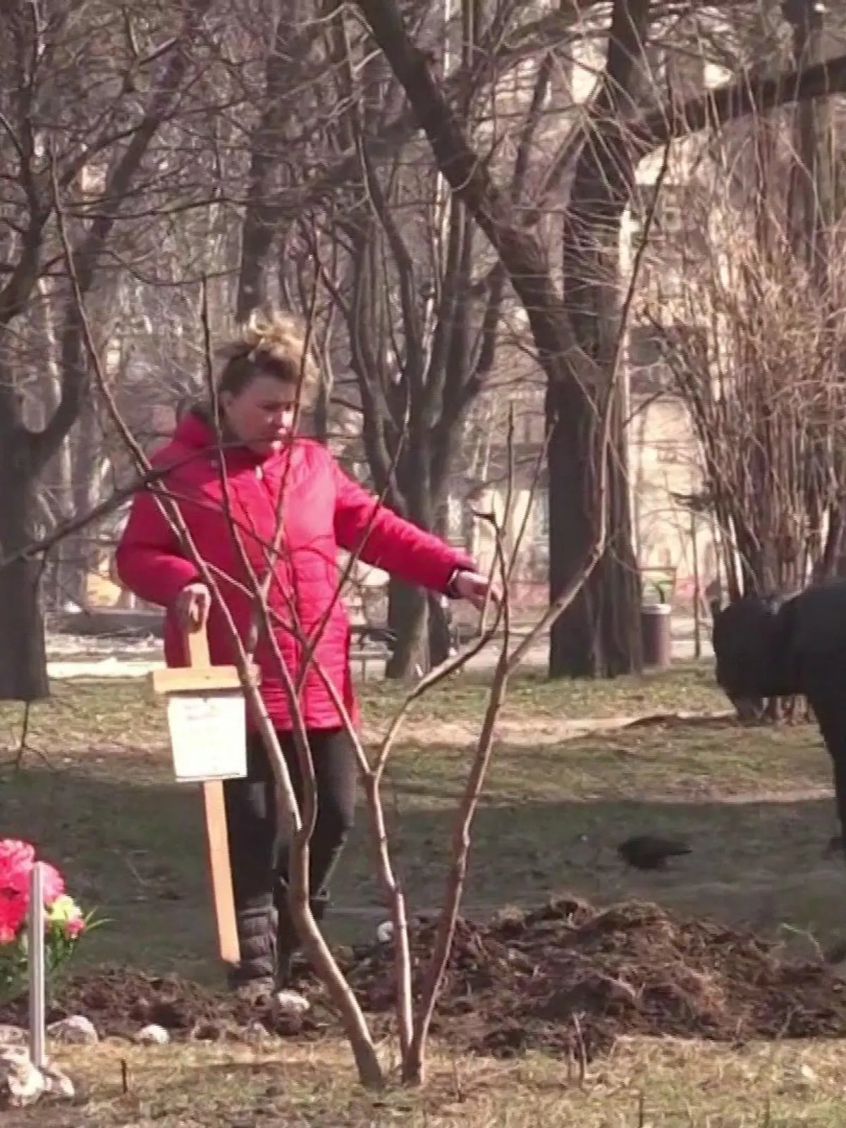 Ukrainische Frauen heben mit einer Schaufel Gräber in einem Park aus, um ihre Familienangehörigen zu begraben.