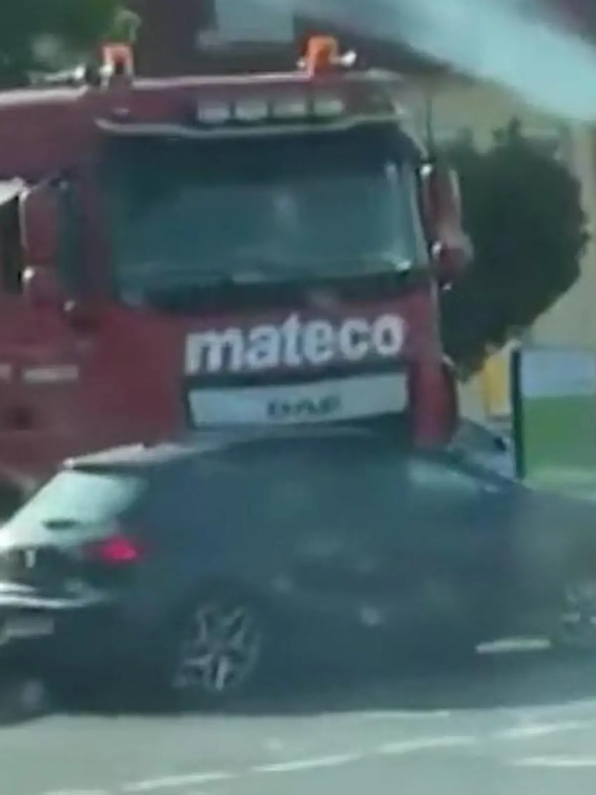 Der Fahrer eines LKW hatte nichts bemerkt, glaubte an ein Problem mit den Bremsen als sein Fahrzeug beim Anfahren nicht so recht vom Fleck kommt. Ein Augenzeuge dokumentiert, was sich vor dem Brummi abspielt. Das Auto einer 32-jährigen wird hunderte Meter vor dem LKW hergeschoben.