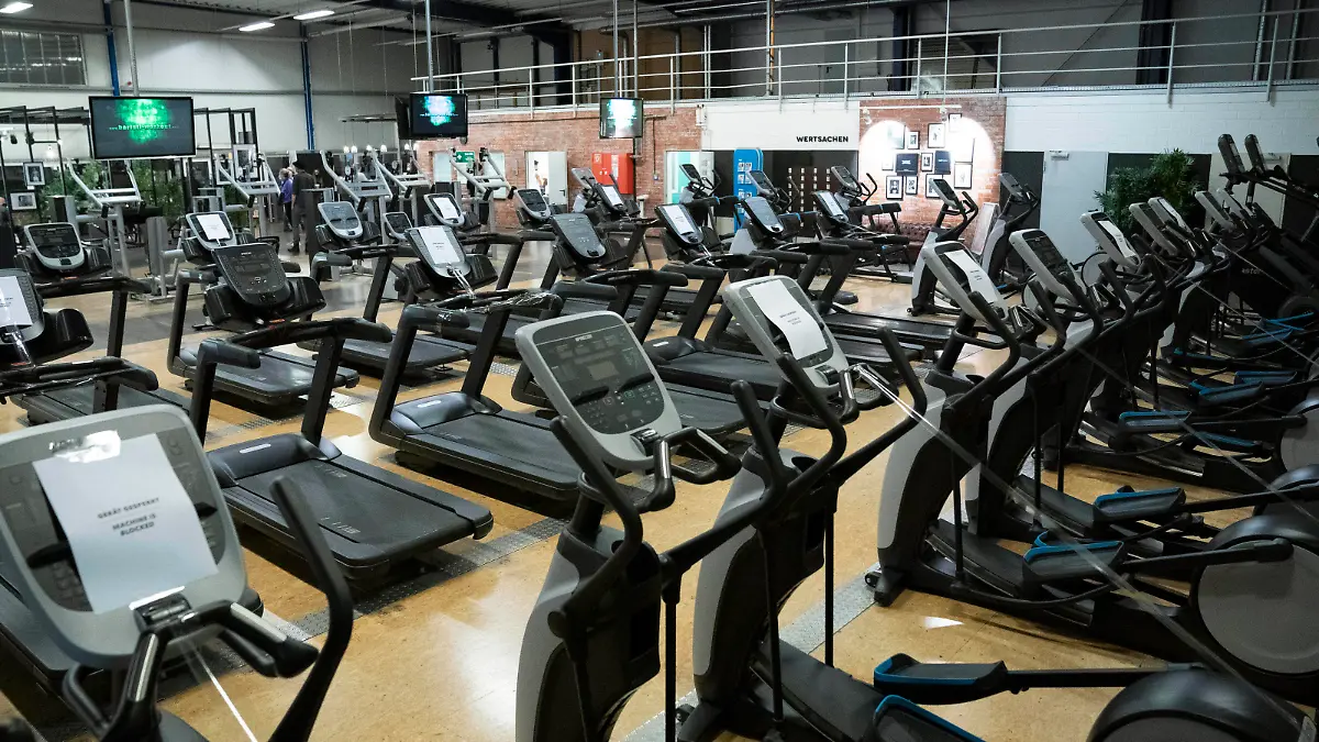 News Bilder des Tages McFit Fitnessstudio in Köln Kalk. Nach sieben Wochen Stillstand aufgrung der Corona-Einschränkungen dürfen Fitnessstudios unter strengen Auflagen in Deutschland wieder öffnen. NRW macht den Anfang. Köln, 11.05.2020 *** McFit fitness studio in Cologne Kalk After a seven-week standstill due to corona restrictions, fitness studios may reopen under strict conditions in Germany NRW is making a start Cologne, 11 05 2020 Foto:xJ.xKrickx/xFuturexImage