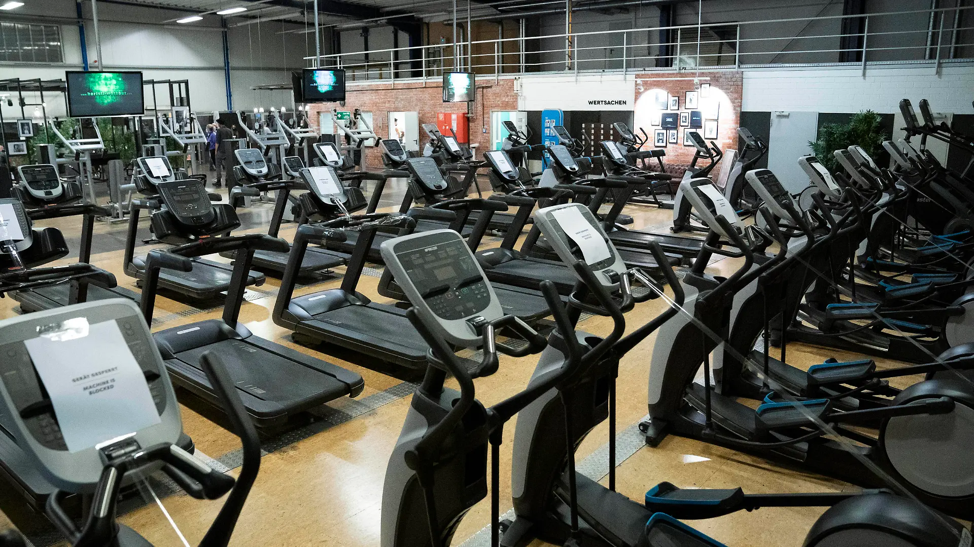 News Bilder des Tages McFit Fitnessstudio in Köln Kalk. Nach sieben Wochen Stillstand aufgrung der Corona-Einschränkungen dürfen Fitnessstudios unter strengen Auflagen in Deutschland wieder öffnen. NRW macht den Anfang. Köln, 11.05.2020 *** McFit fitness studio in Cologne Kalk After a seven-week standstill due to corona restrictions, fitness studios may reopen under strict conditions in Germany NRW is making a start Cologne, 11 05 2020 Foto:xJ.xKrickx/xFuturexImage