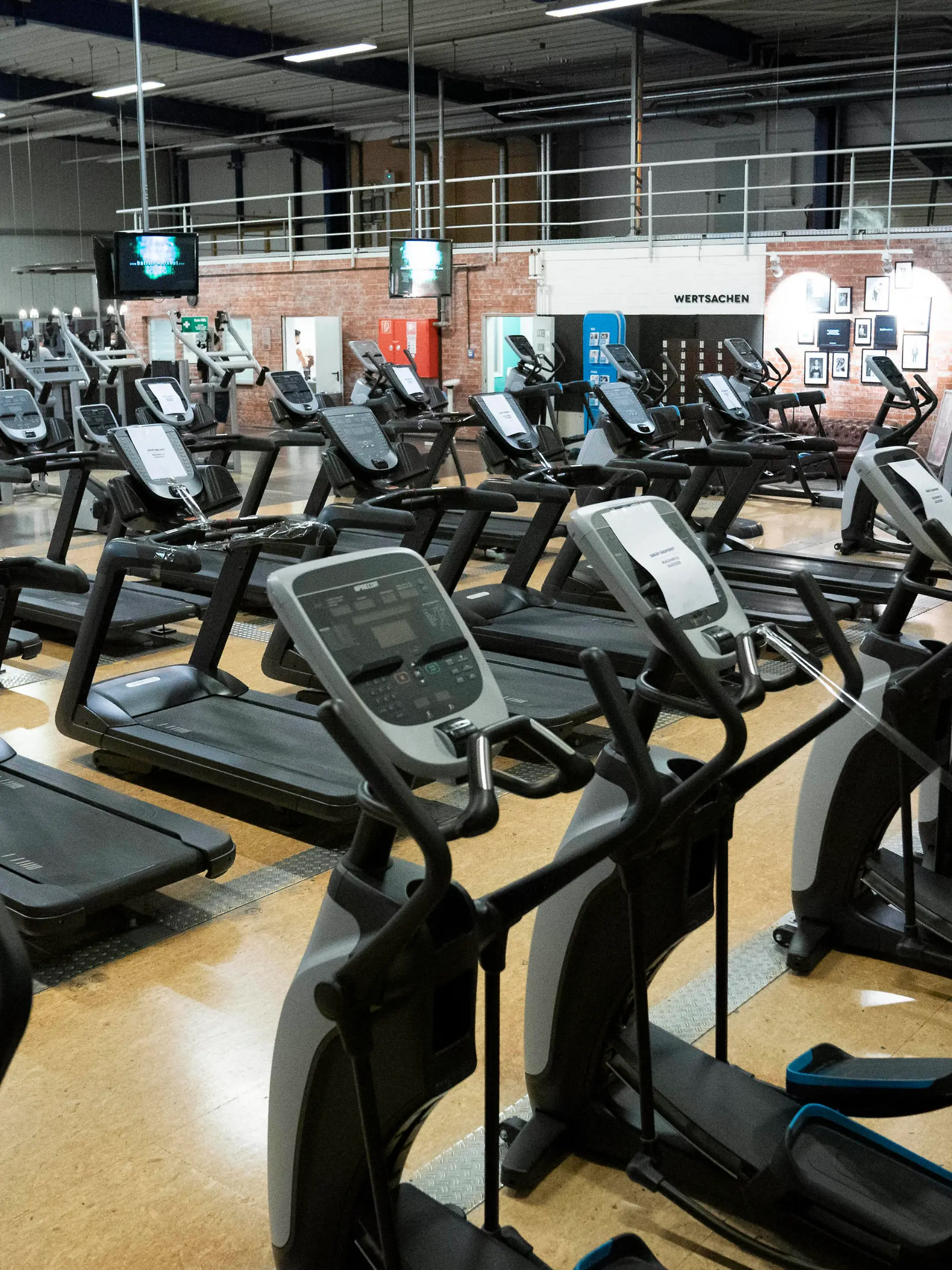 News Bilder des Tages McFit Fitnessstudio in Köln Kalk. Nach sieben Wochen Stillstand aufgrung der Corona-Einschränkungen dürfen Fitnessstudios unter strengen Auflagen in Deutschland wieder öffnen. NRW macht den Anfang. Köln, 11.05.2020 *** McFit fitness studio in Cologne Kalk After a seven-week standstill due to corona restrictions, fitness studios may reopen under strict conditions in Germany NRW is making a start Cologne, 11 05 2020 Foto:xJ.xKrickx/xFuturexImage