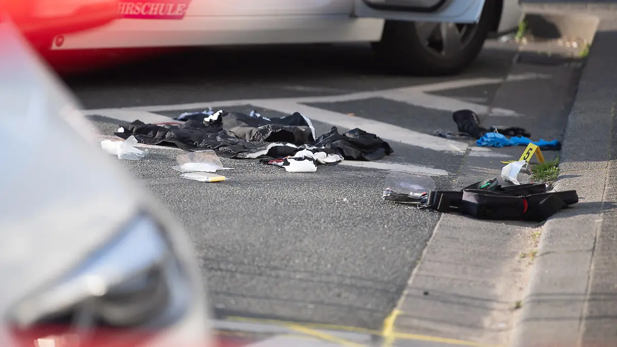 22.03.2022, Rheinland-Pfalz, Mainz: Spuren liegen nach einem Polizeieinsatz am Aliceplatz auf dem Boden neben Autos einer Fahrschule. Bei einem Polizeieinsatz in der Mainzer Innenstadt ist ein Mensch verletzt worden. Ein Beamter habe einen Mann mit einem Schuss gestoppt, der nach ersten Ermittlungen zuvor mit einem Messer andere Menschen bedroht und verletzt habe, teilte ein Polizeisprecher mit. Foto: Sebastian Gollnow/dpa +++ dpa-Bildfunk +++