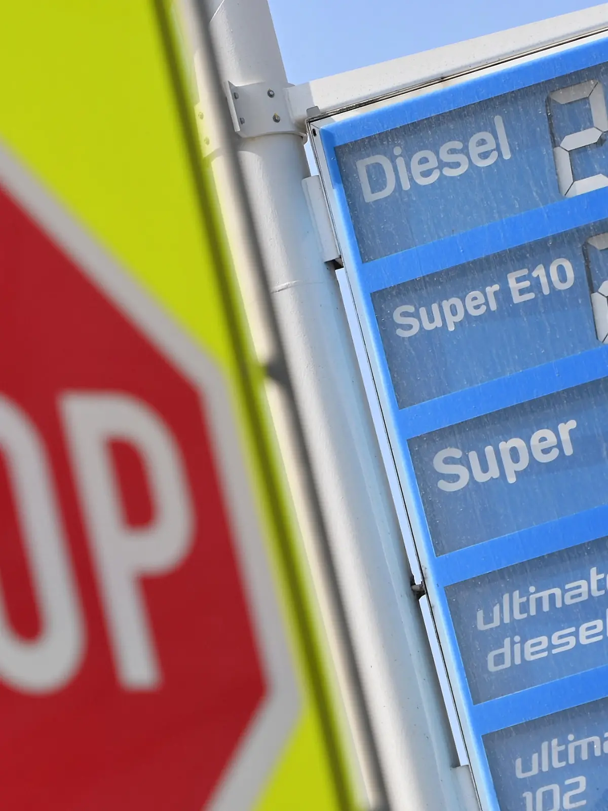 Werden wir an der Tankstelle gerade alle abgezockt? Fühlt sich jedenfalls so an, bei über zwei Euro für den Liter Sprit. Wir wollten wissen: Wer macht sich denn da die Taschen voll? Als kleines Gastgeschenk bringen unsere Reporter Andreas Becker und Delf Deike den Ölkonzernen im Video einen vergoldeten Kanister mit - und die reagieren auf ihre Art darauf.