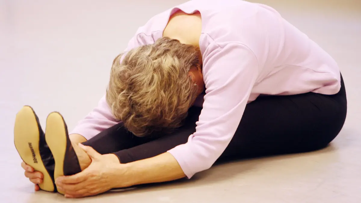 Elderly woman streching during ballet training. MODEL RELEASED.  +++(c) dpa - Report+++