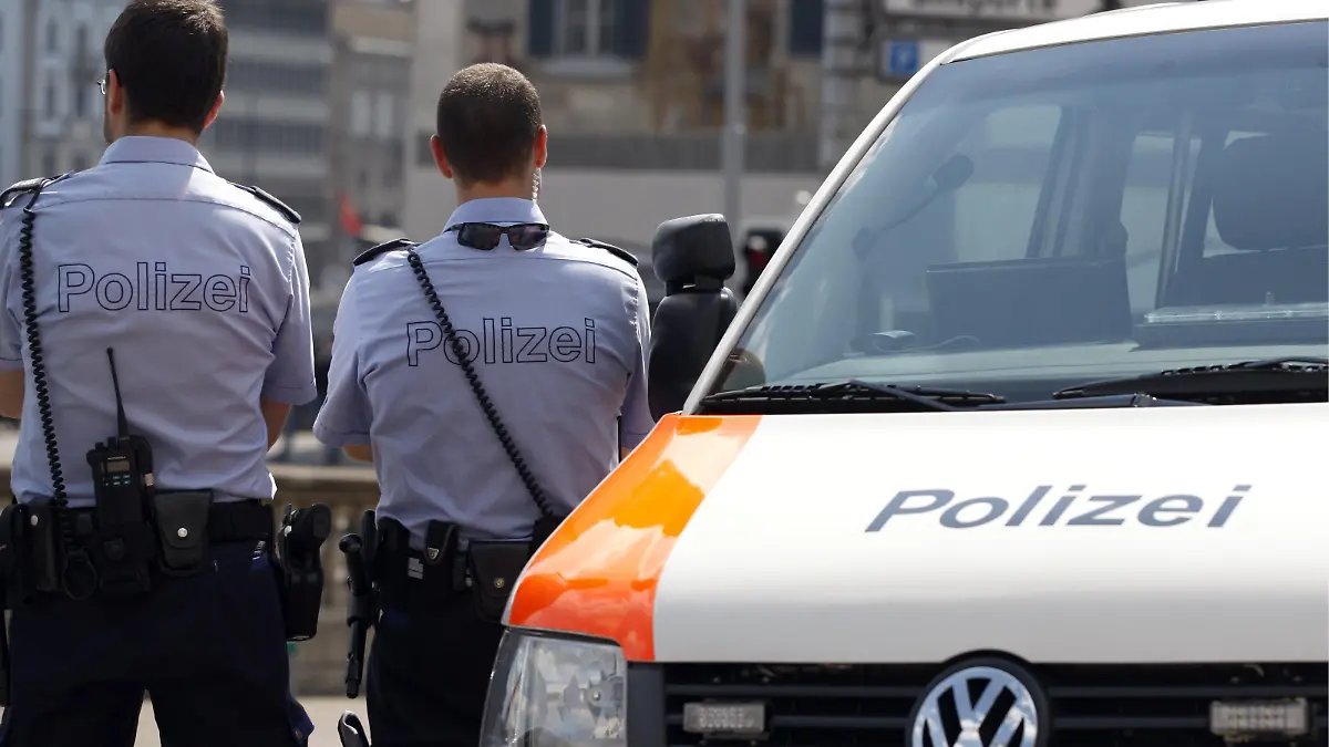 Zwei Stadtpolizisten beobachten den Verkehr am Freitag, 15. April 2011, in Zuerich. Die Zuercher Stadtpolizisten haben ihre Drohung wahr gemacht: Seit Mitternacht verteilen sie bei Bagatelldelikten keine Ordnungsbussen mehr. Die Beamten protestieren mit diesem Schritt gegen Sparmassnahmen der Stadt. (KEYSTONE/Alessandro Della Bella) |